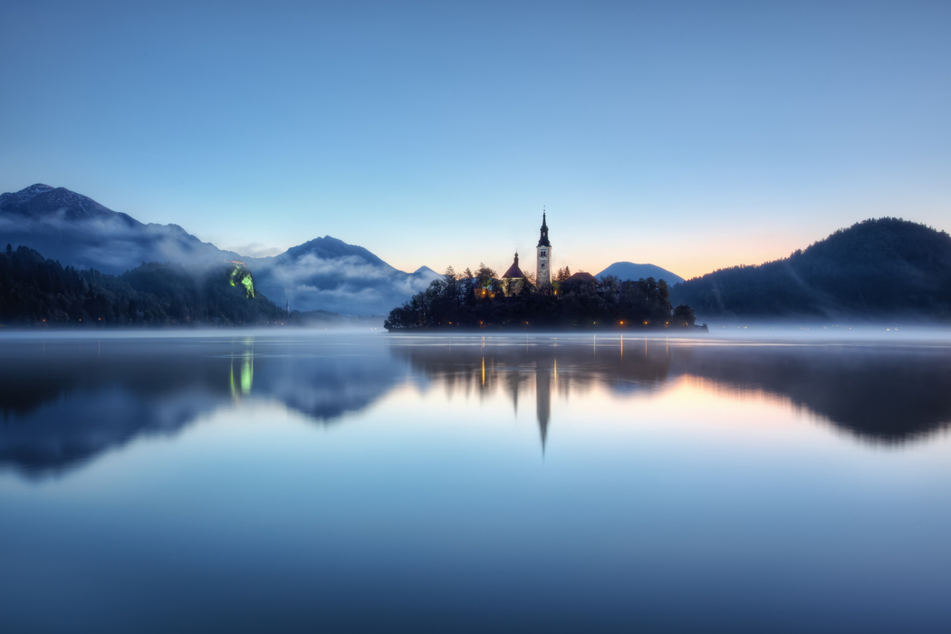 斯洛文尼亚布莱德湖雾景4K高清壁纸，2048x1365分辨率下载