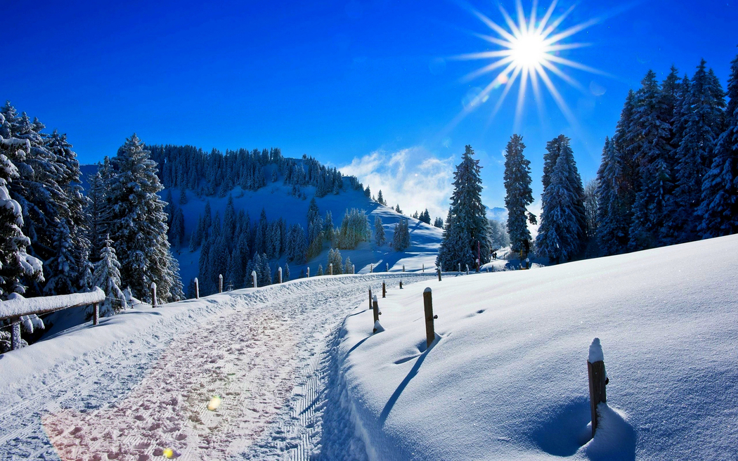 4K高清壁纸下载，冬季雪景、森林、阳光照耀高山与道路美景，天空湛蓝，3000x1875分辨率