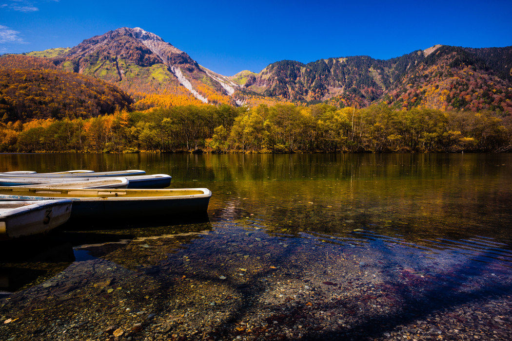 秋天湖畔船影4K高清风景图片壁纸，2048x1368分辨率下载