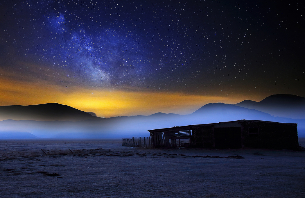 夜晚山景房子隐雾中，银河系星空4K高清壁纸下载 2048x1329