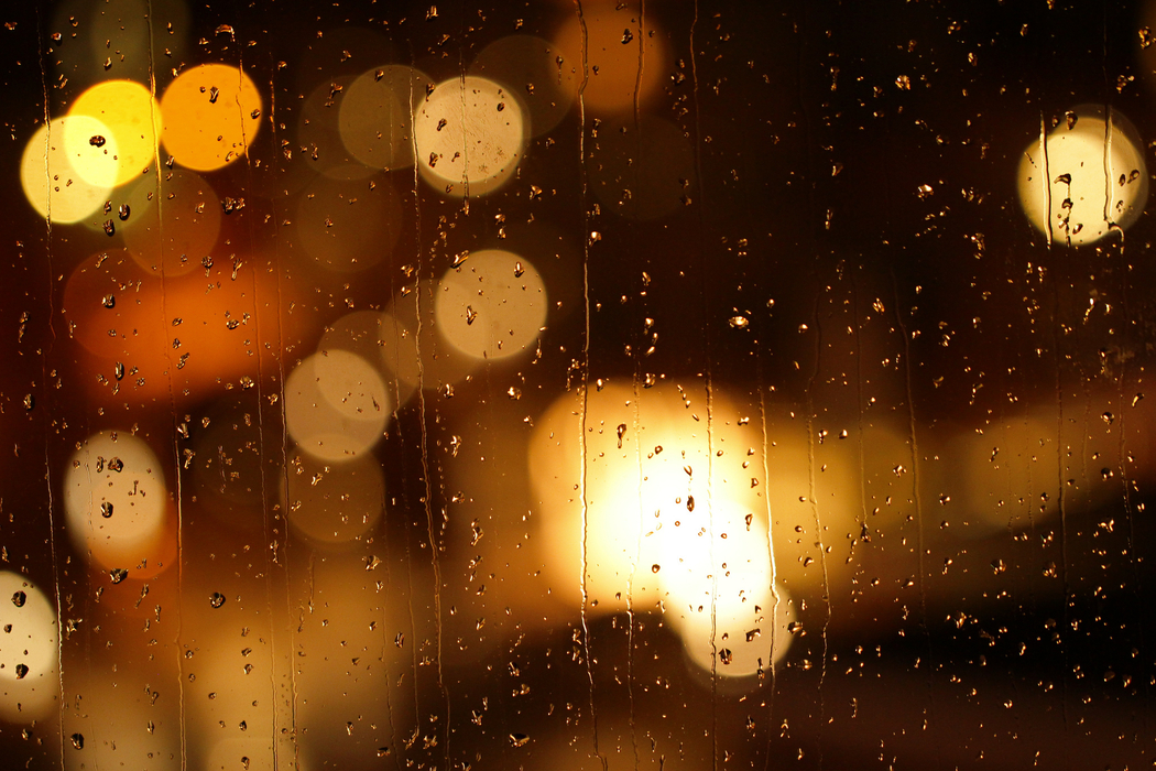 雨夜城市灯光磨砂玻璃4K高清壁纸，2048x1365分辨率图片下载