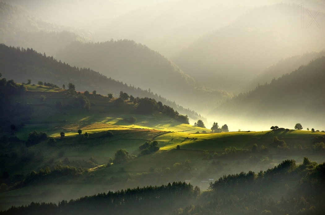 早晨山谷阳光4K高清风景图片壁纸，2500x1656分辨率下载