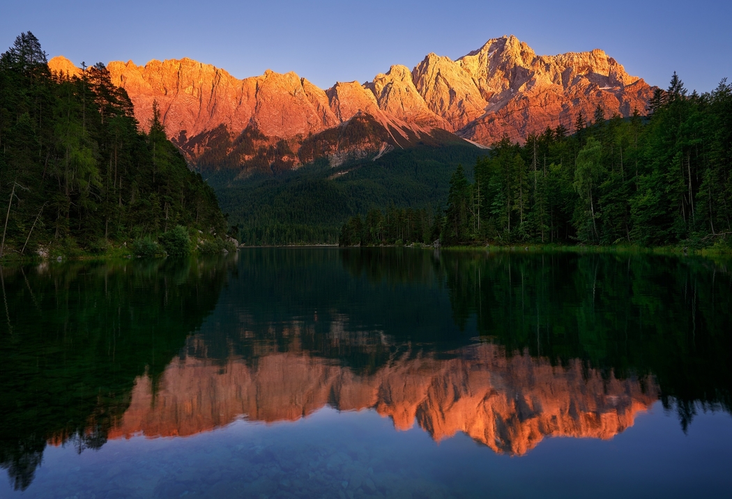 4K高清壁纸，森林天空山川湖泊倒影，2048x1397风景图片下载