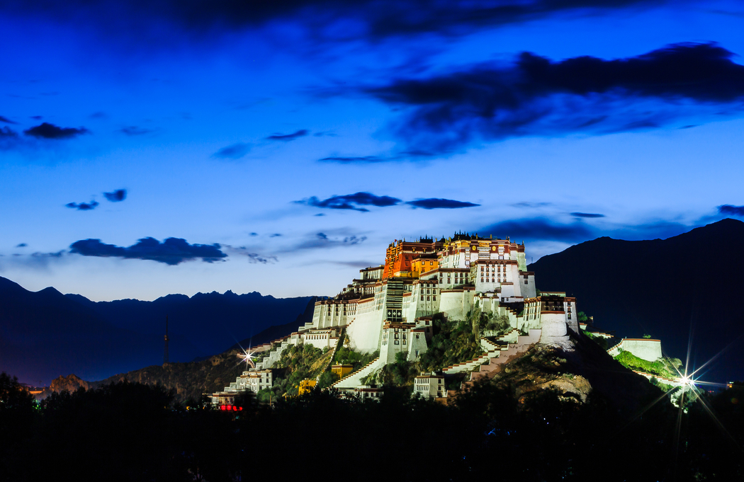 夜色布达拉宫4K高清夜景壁纸，3000x1945分辨率下载