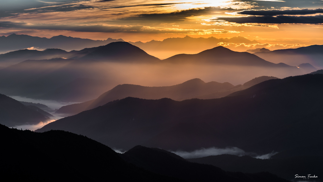 山雾缭绕黎明风景 4K高清壁纸 2048x1152 下载