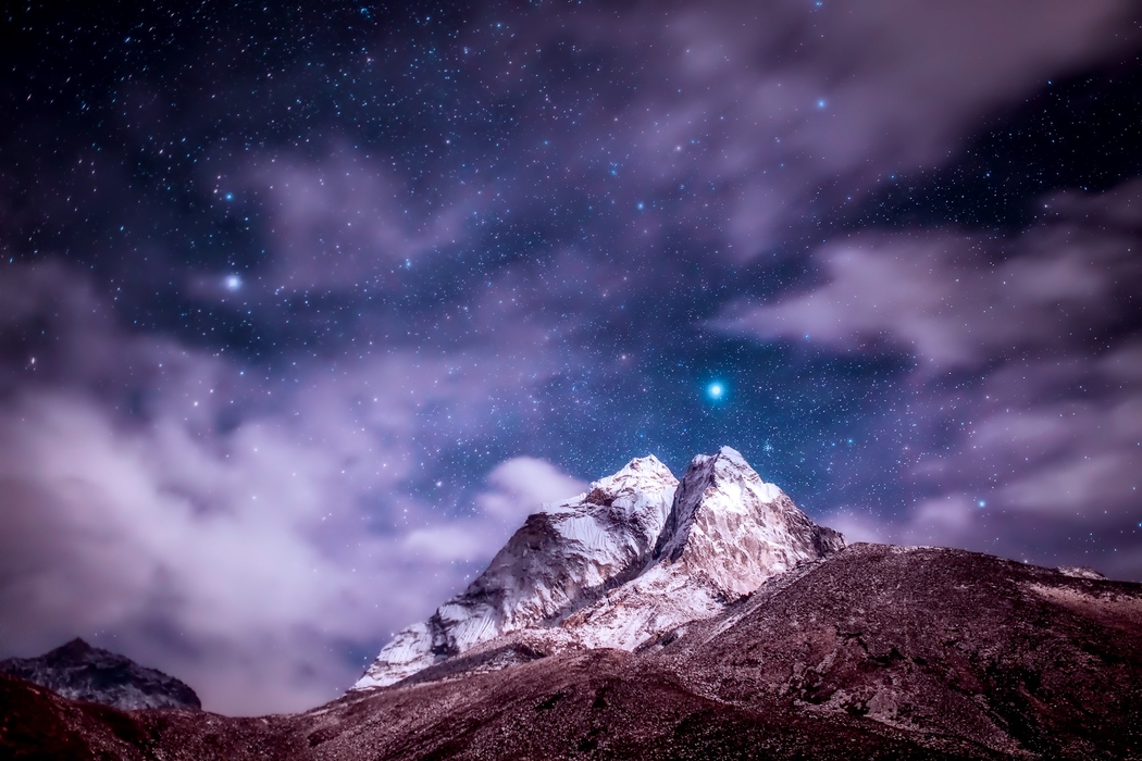 喜马拉雅山夜空繁星4K高清风景图片壁纸 2000x1333 下载