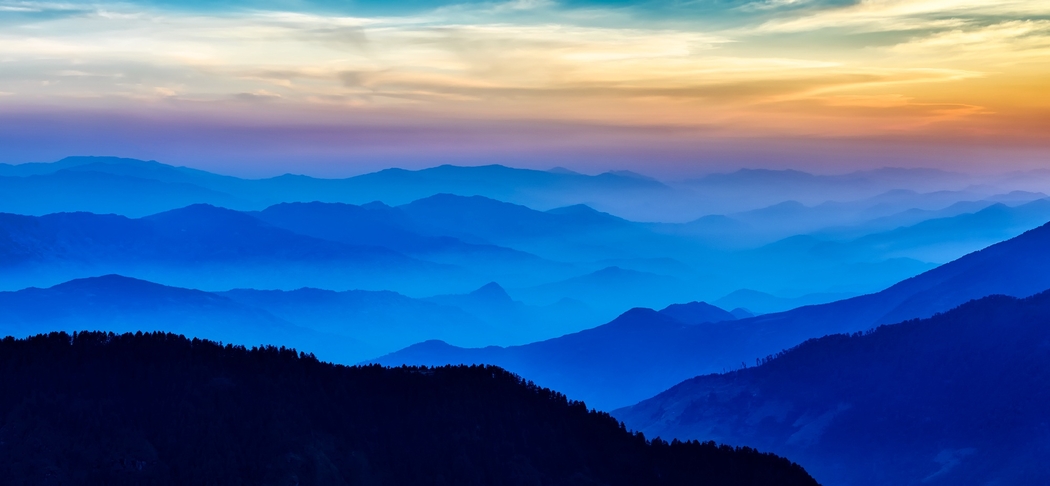 尼泊尔日出山景4K全景图，雾绕天空高清壁纸2000x926下载