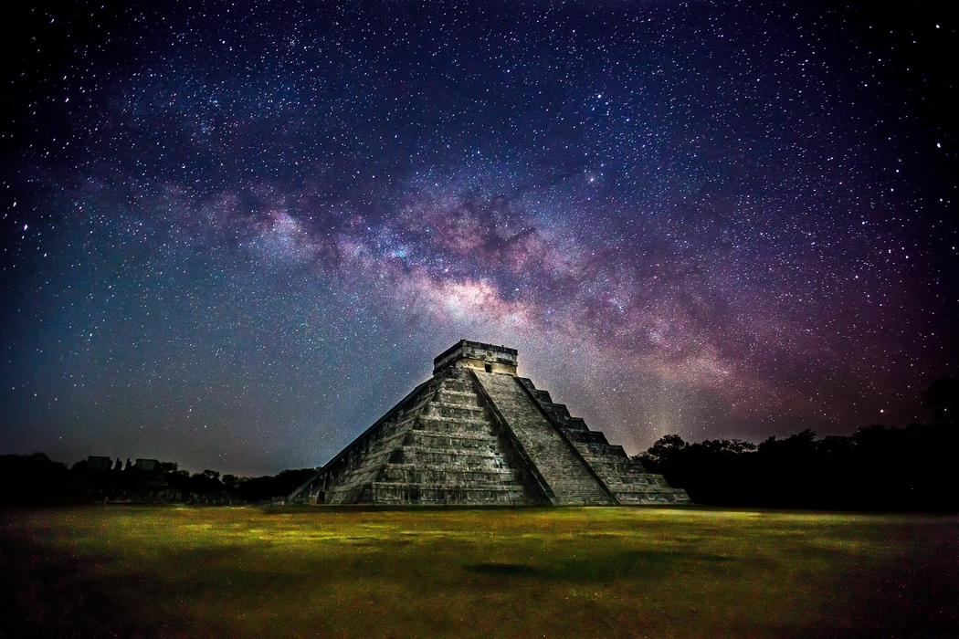 墨西哥金字塔夜晚银河星空4K高清风景壁纸 2048x1365 下载