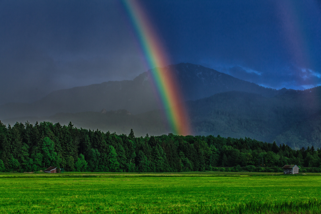 德国巴伐利亚森林草甸山景，彩虹映衬4K高清壁纸下载（2048x1365）