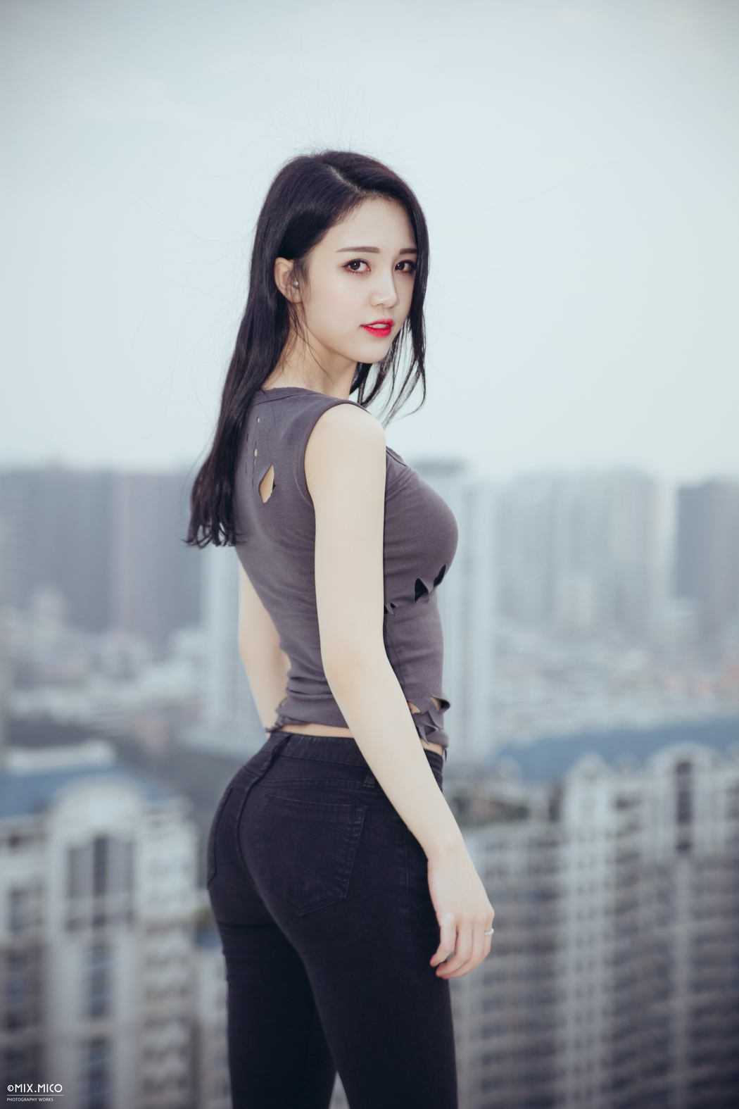 李倩倩Crystallee高清4K牛仔裤写真壁纸，3648x5472分辨率下载