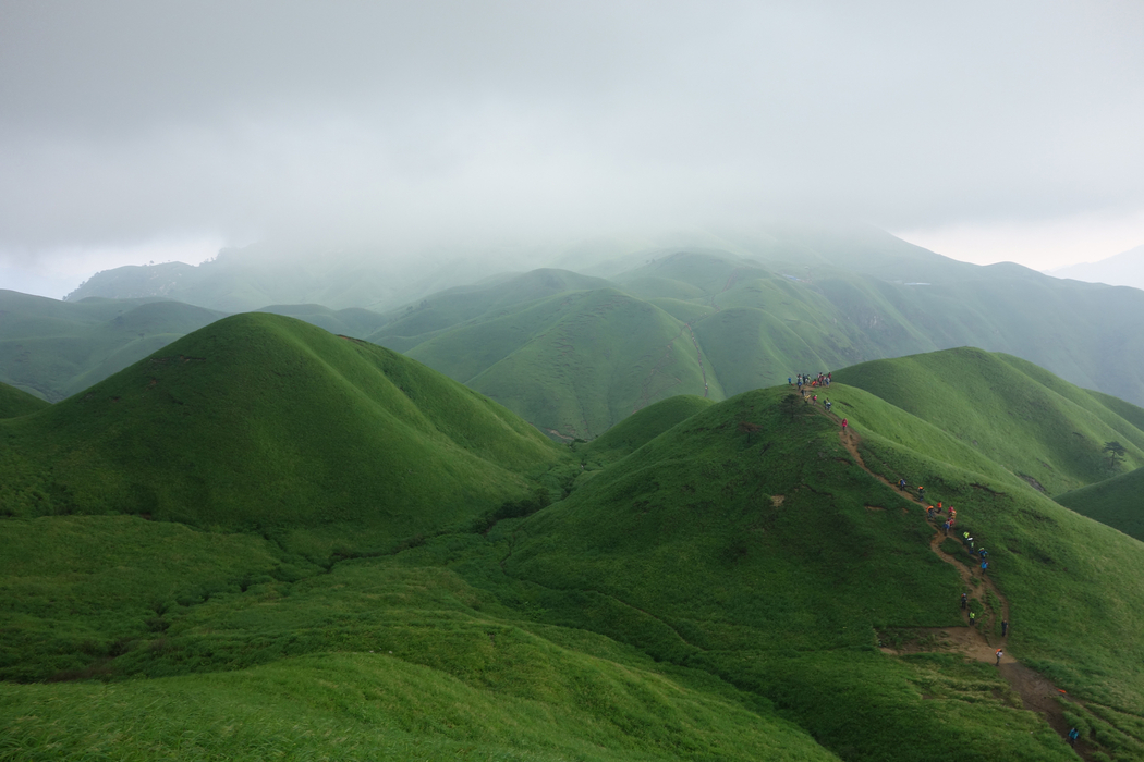 武功山云雾缭绕美景 4K高清山脉壁纸 2048x1365 下载