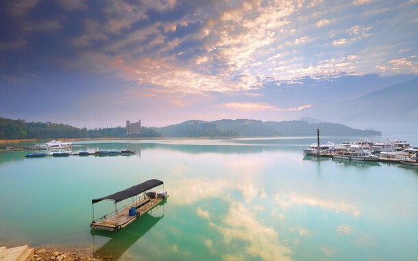 高清PNG透明背景邮轮海报素材，平静绿色湖面风景图片下载