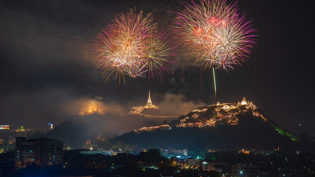 4K高清新年夜景烟花壁纸，3840x2160分辨率免费下载