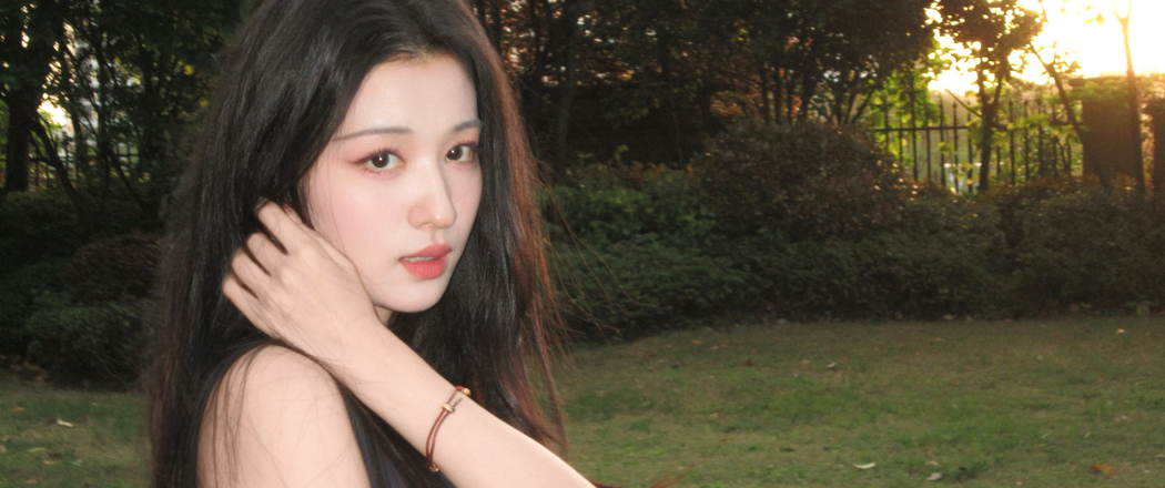 王楚然绿草地户外美照，4K带鱼屏高清壁纸3440x1440下载