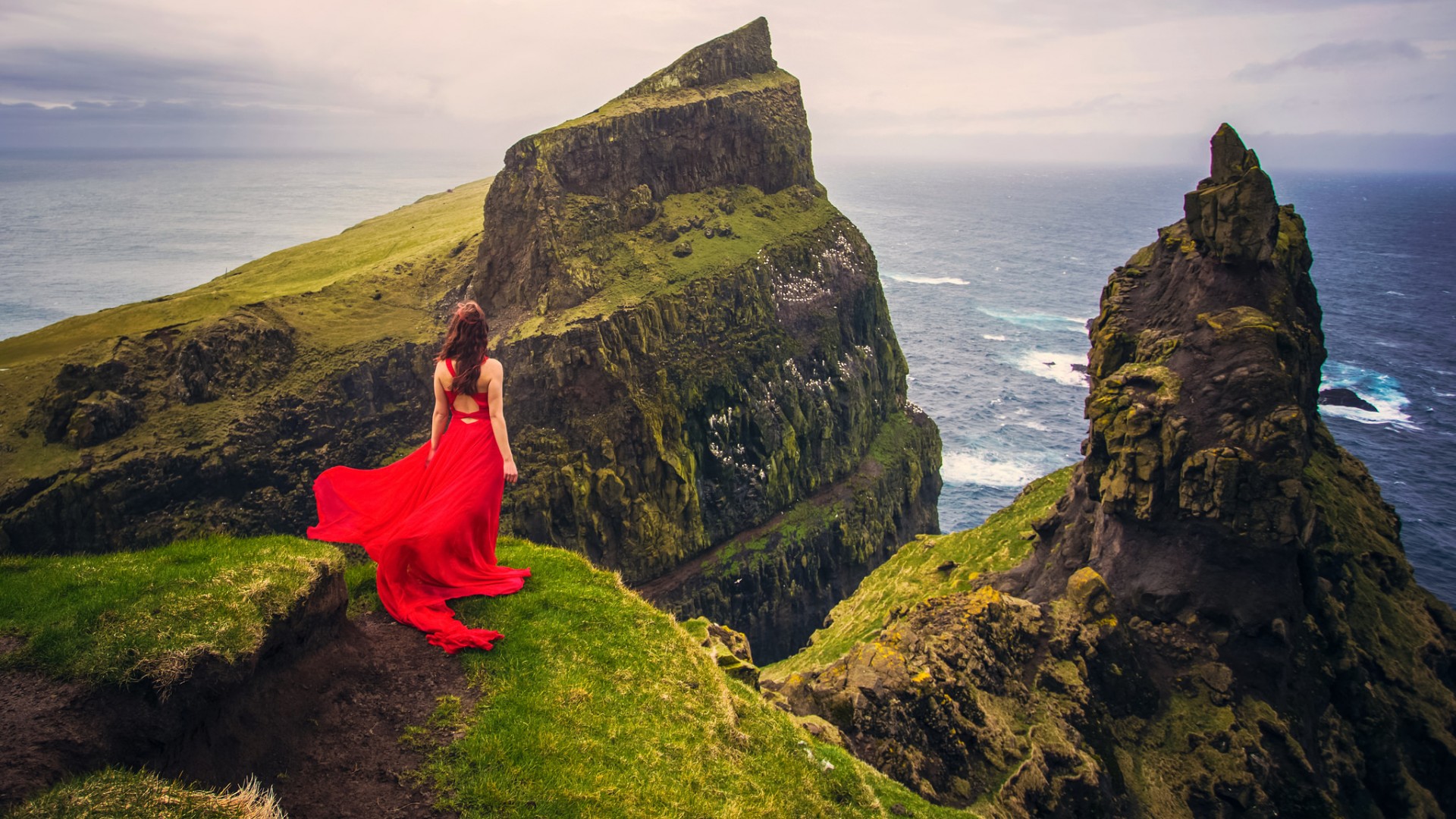 女孩,红色裙子,礼服,山,大海,唯美自然风景桌面壁纸