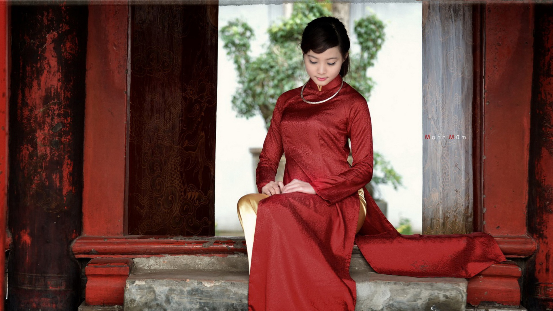 中国风红色连衣裙古典美女桌面壁纸