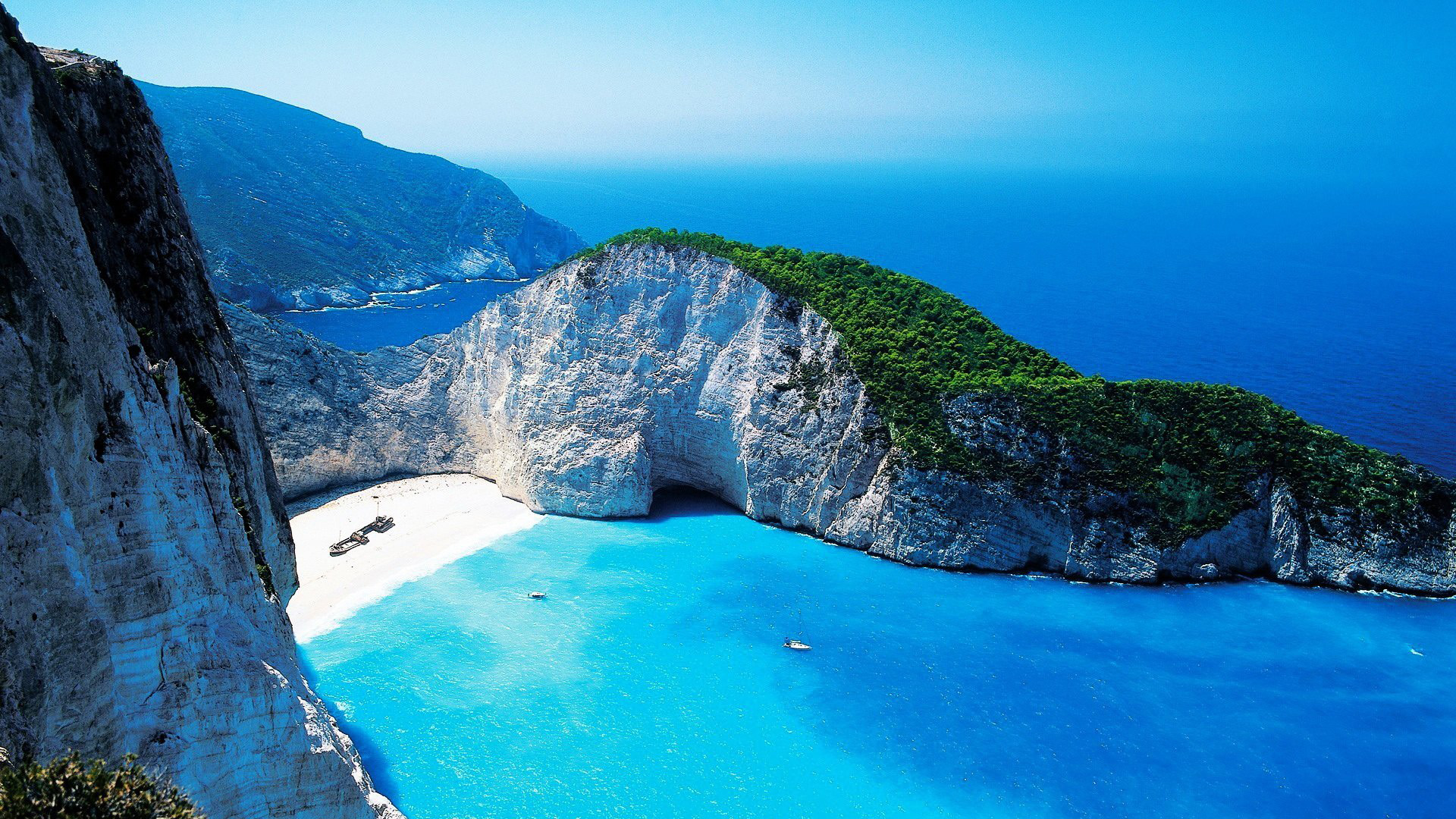 蔚蓝大海，峭壁，船，希腊爱琴海风景桌面壁纸