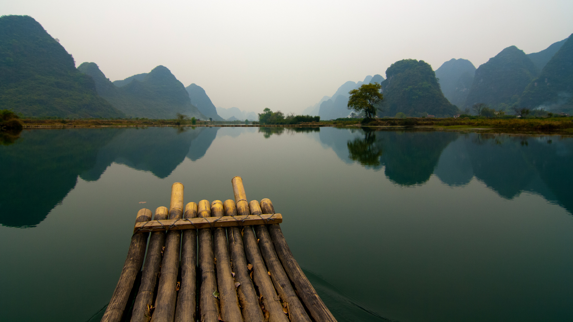 中国桂林漓江竹筏风景壁纸
