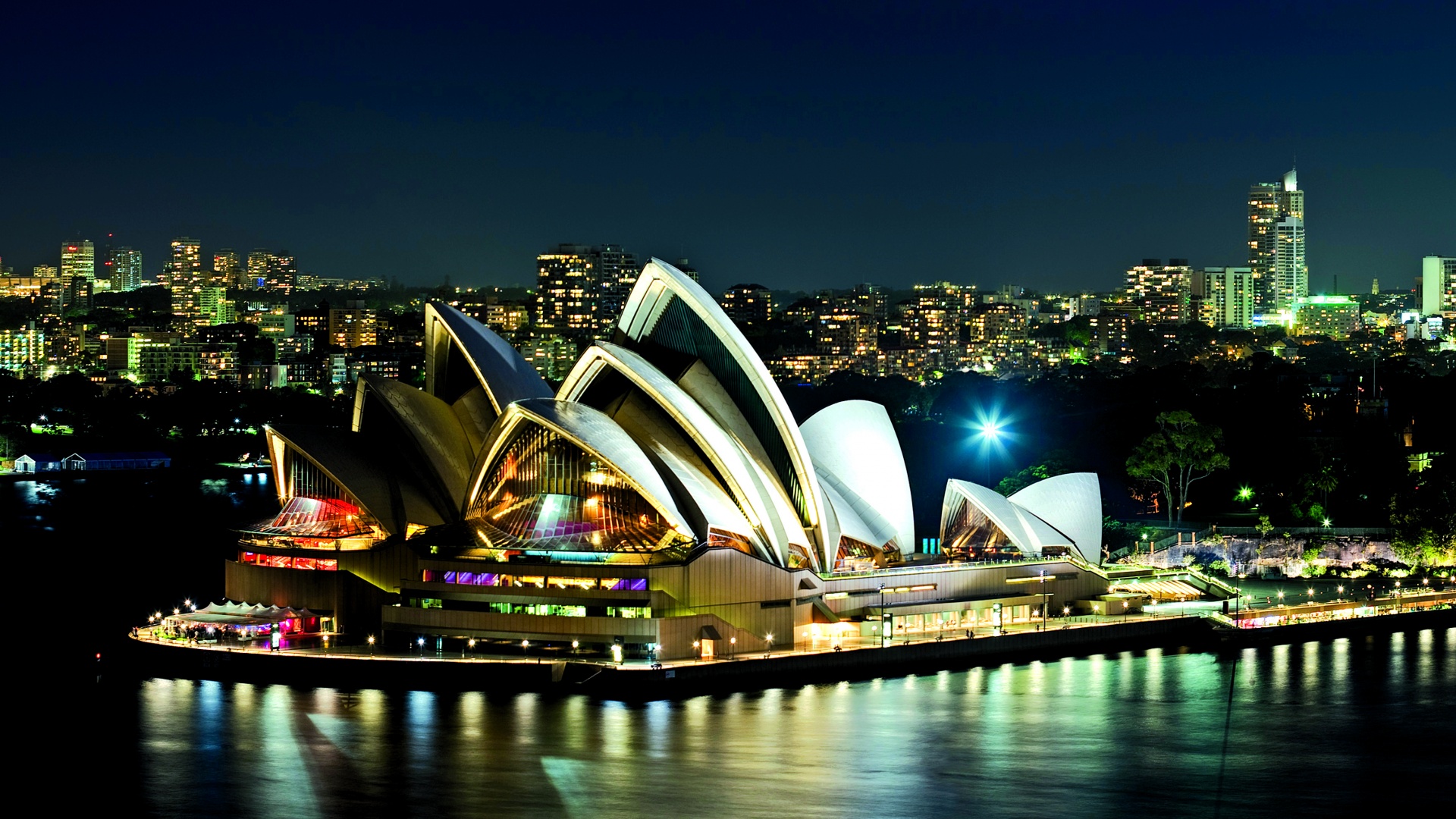 夜色下的美丽悉尼歌剧院风景桌面壁纸