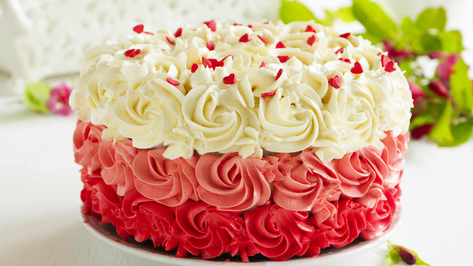 生日蛋糕，玫瑰花，花瓣，糖果，爱心，生日快乐蛋糕桌面壁纸
