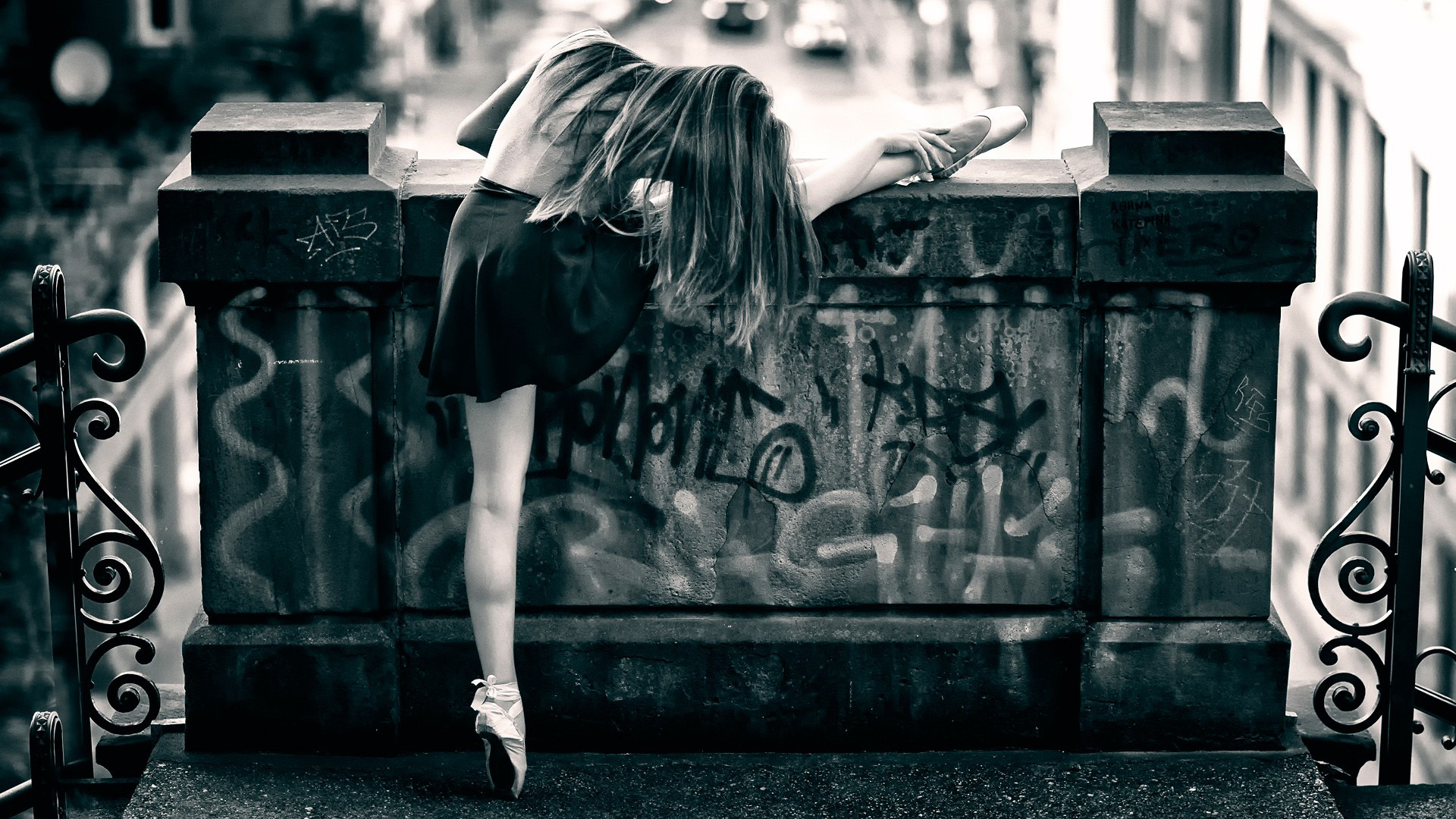 街头芭蕾,美女,抬腿,街道,黑白照片,壁纸