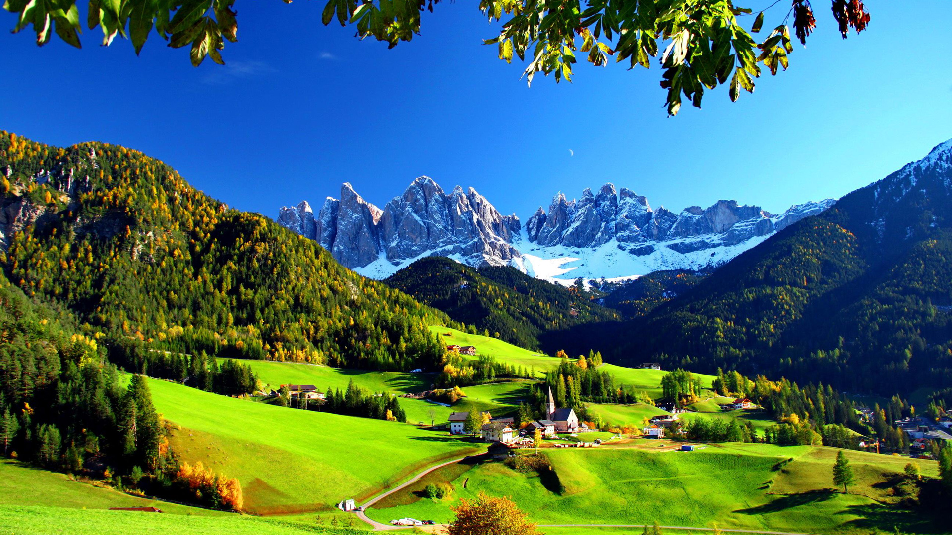 意大利风情小镇，瓦尔迪富内斯，美丽的风景壁纸