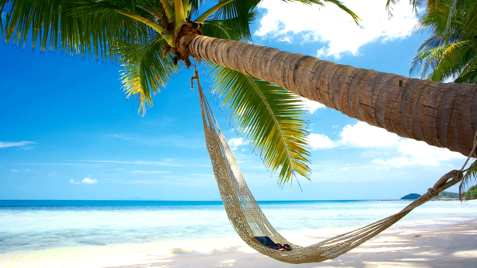 海滩,椰树,吊床,蓝色大海天空风景桌面壁纸