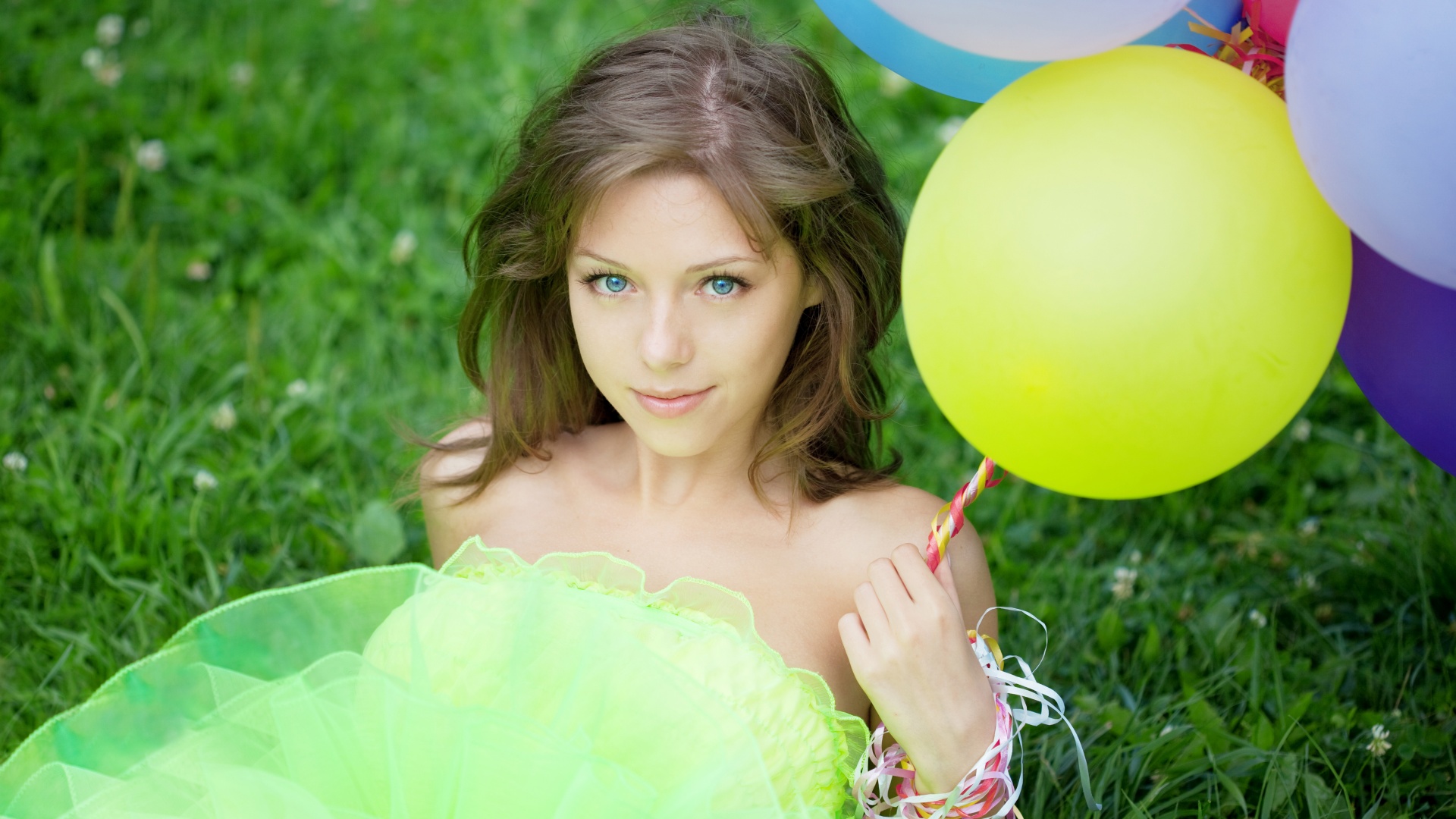 卷发的女孩微笑,草地,气球,桌面壁纸
