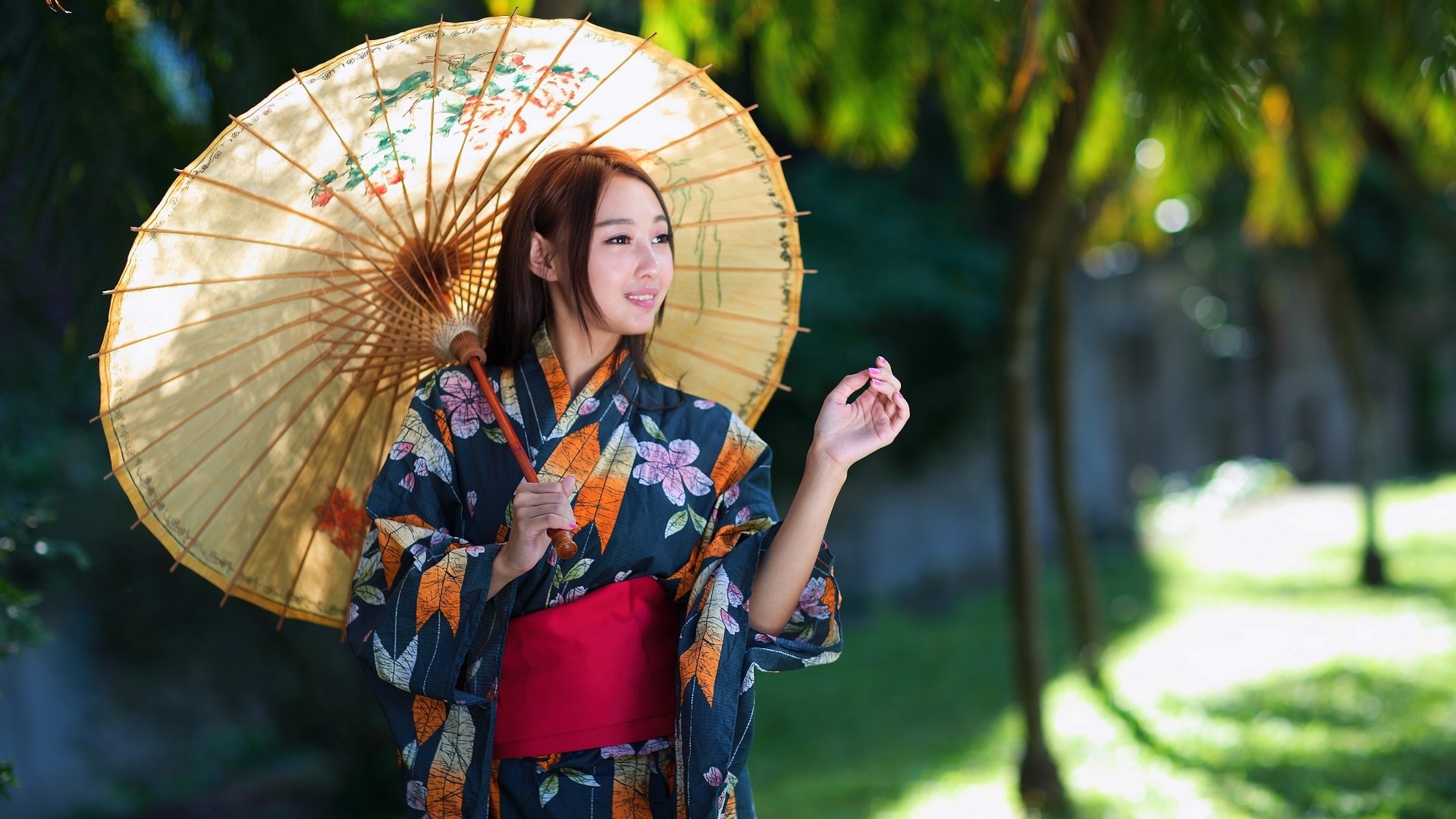 日本和服美女,甜美笑容,纸伞,和服美女桌面壁纸