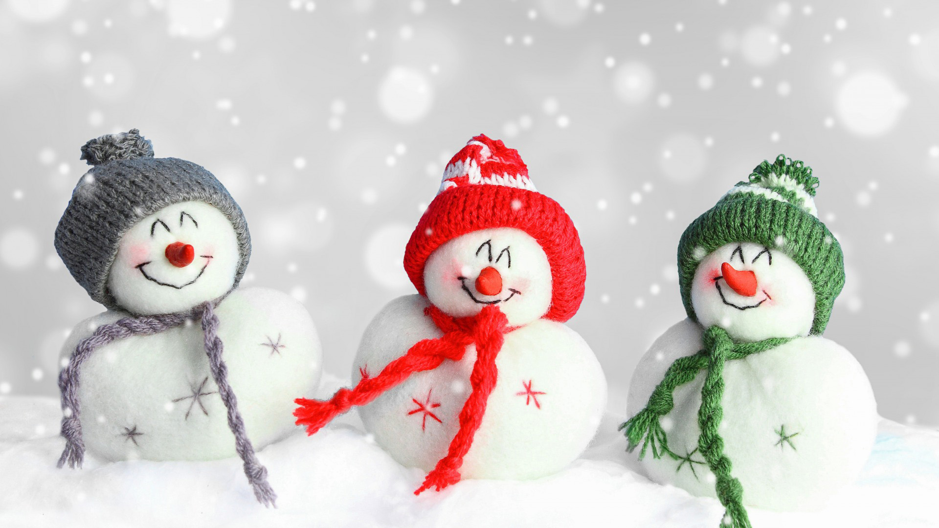 冬天，圣诞节，三个可爱雪人，微笑，桌面壁纸