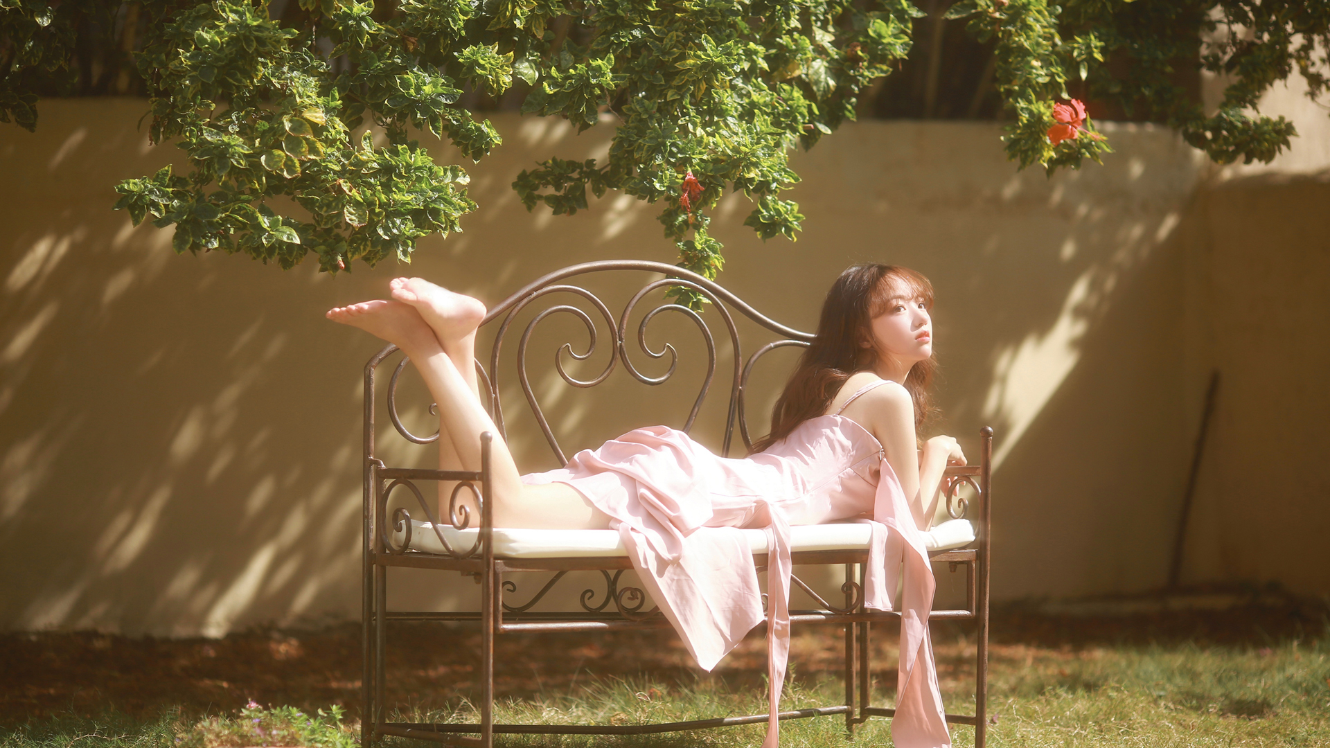 花园 椅子 清纯 美女美腿 粉色裙子美女壁纸