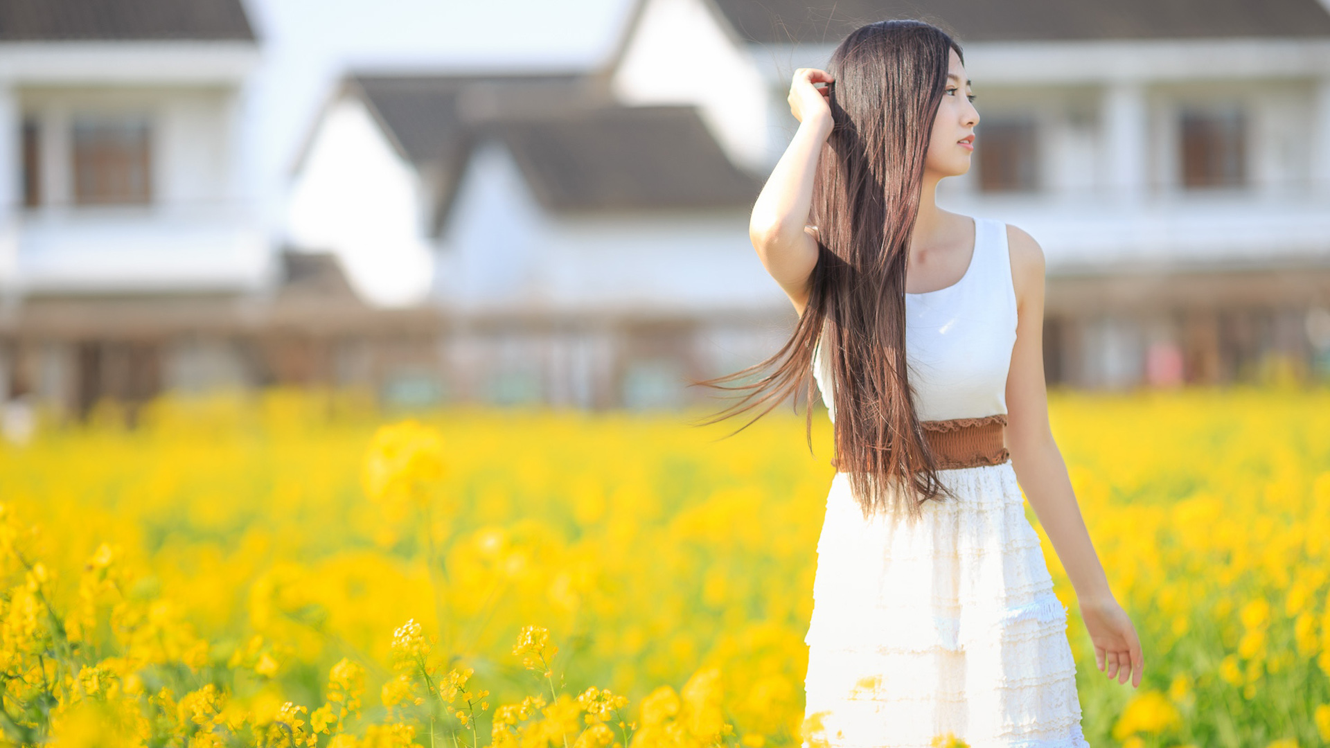 长发侧脸美女，白色裙子，花海，美丽的笑容，清纯美女壁纸