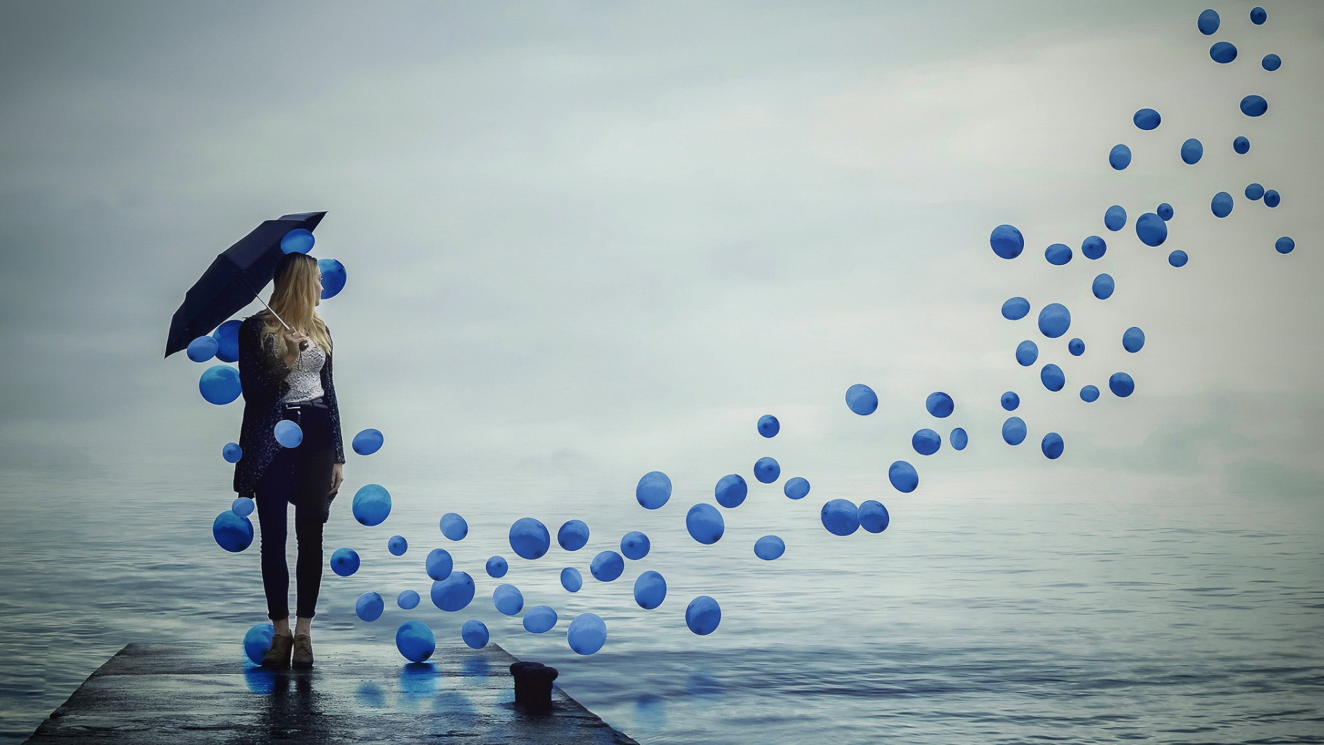 女孩,蓝色气球,雨伞,海边,码头,等待,唯美意境壁纸