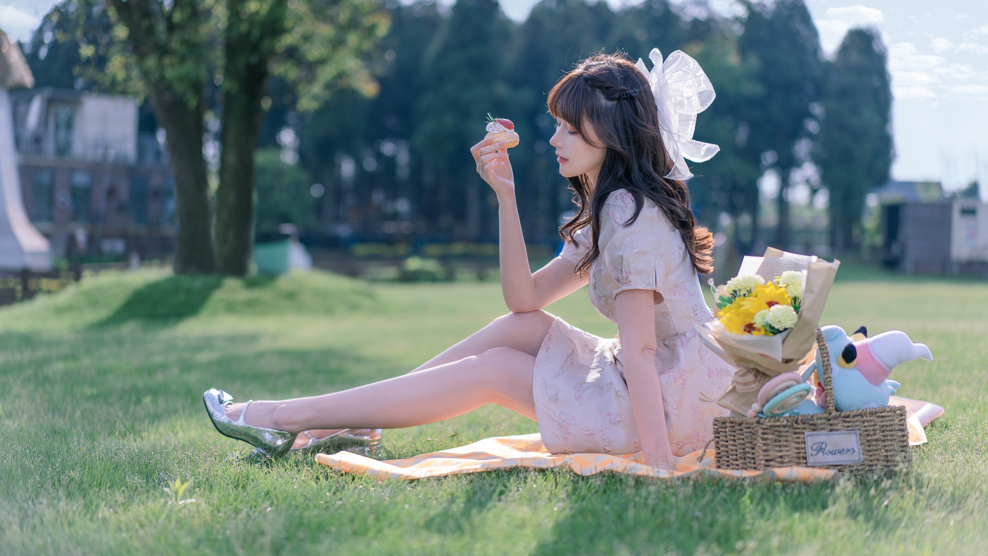 阳光 草地 坐在绿草地的美女旗袍壁纸