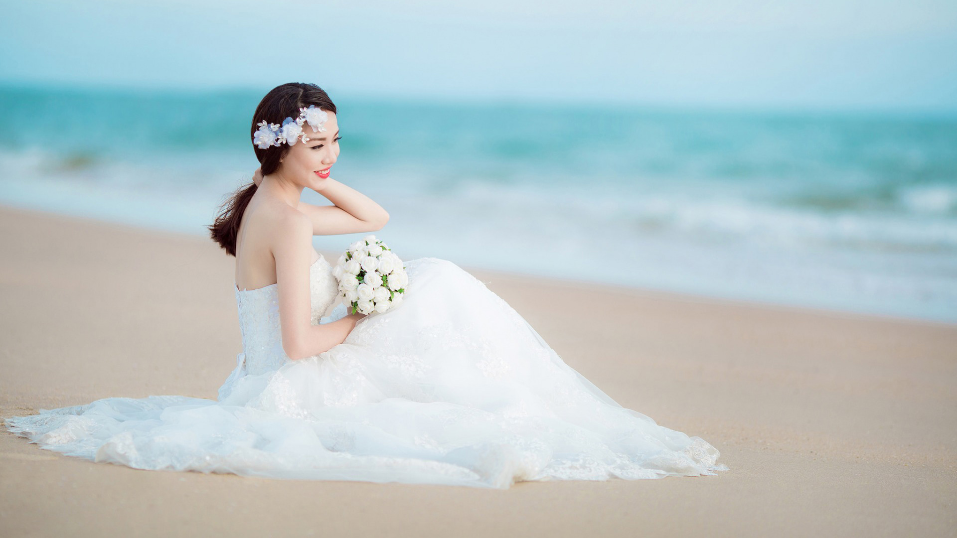 新娘,微笑,婚纱礼服,鲜花,沙滩,大海,美女婚纱照壁纸