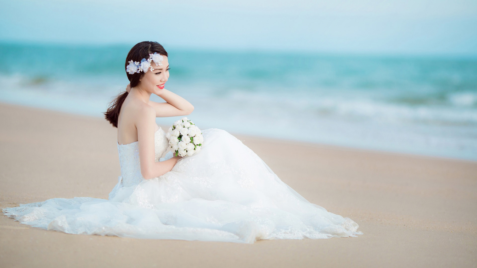新娘，微笑，婚纱礼服，鲜花，沙滩，大海，美女婚纱照壁纸