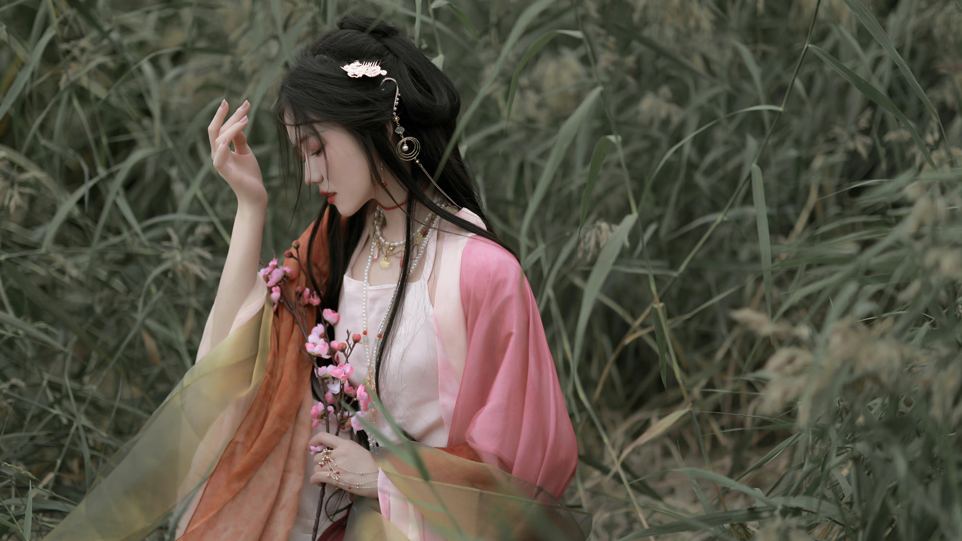户外 粉色古风裙子 侧脸 花 美女壁纸