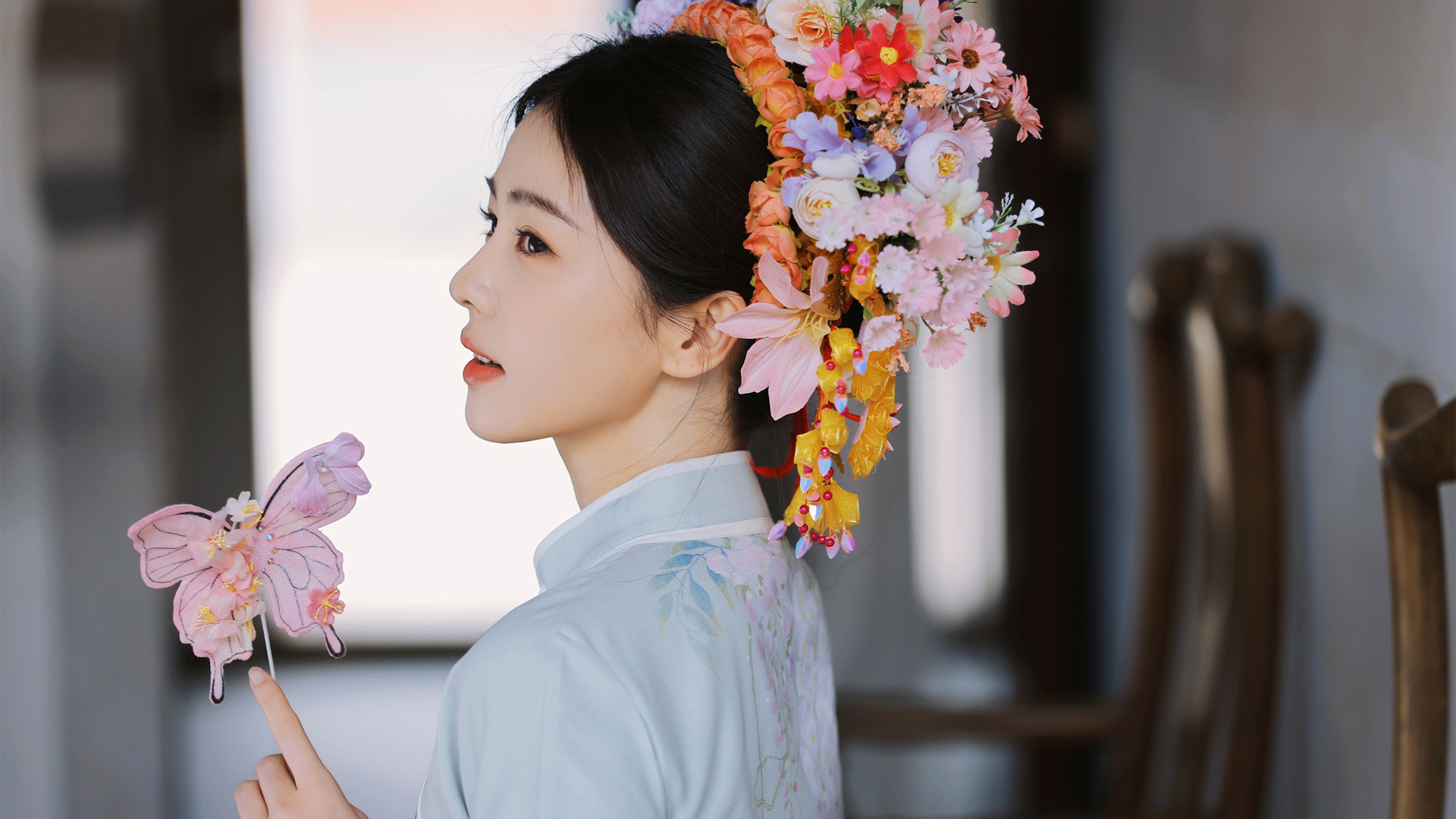 白鹿古风美女侧脸回眸 高清桌面壁纸 免费下载