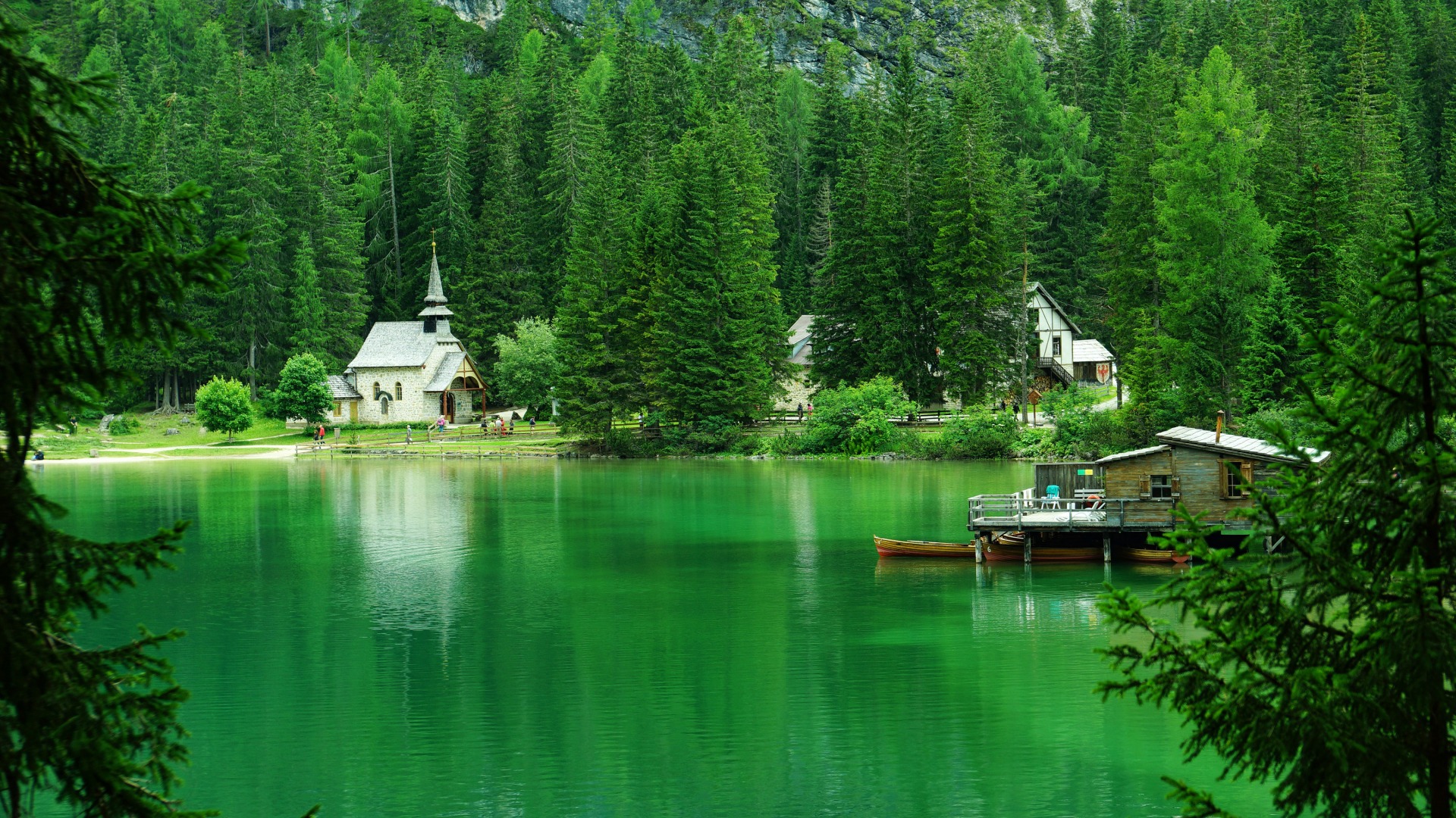 绿色森林，山脉，树木，湖泊，房屋，自然风景壁纸