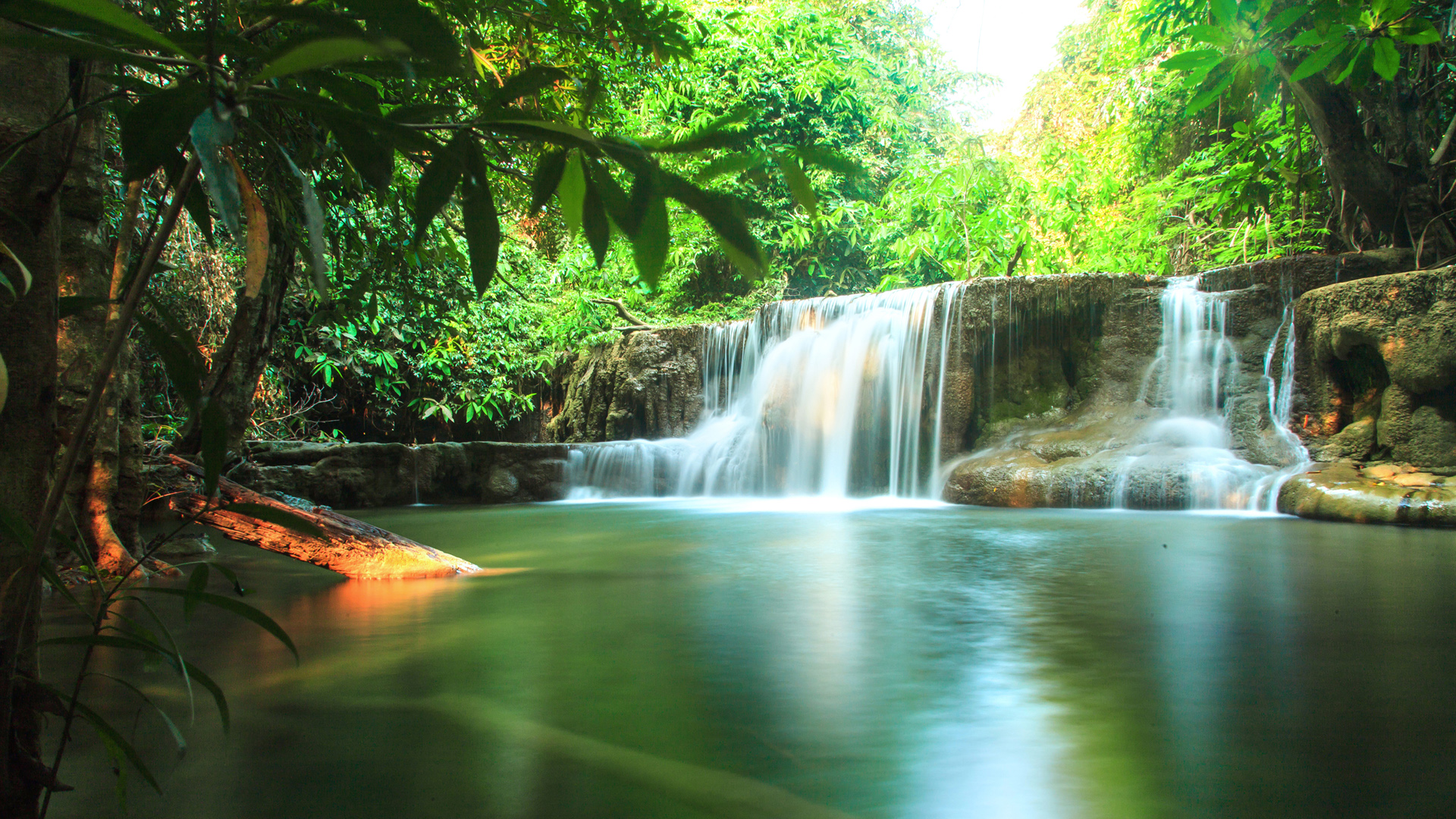 绿色森林 阳光 溪流 瀑布 泰国 风景桌面壁纸