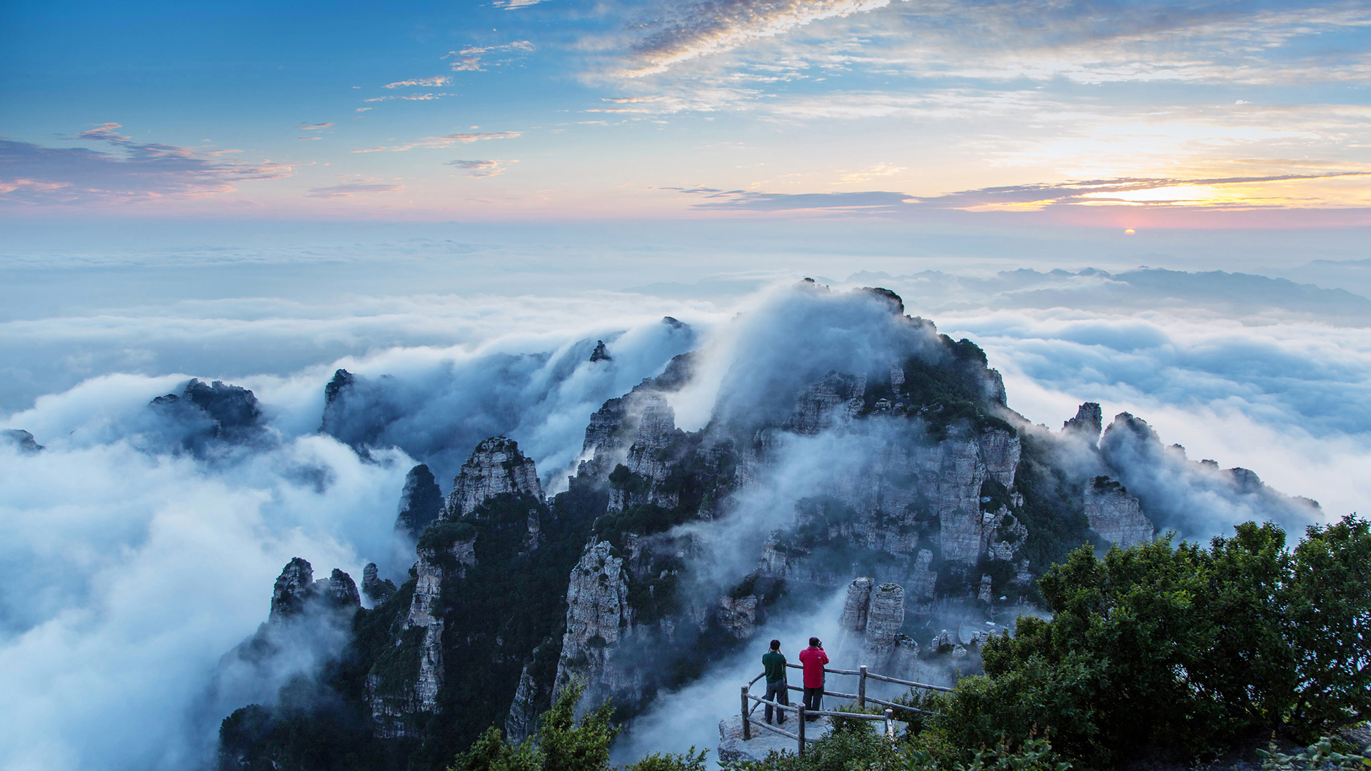 白石山日出风景桌面壁纸
