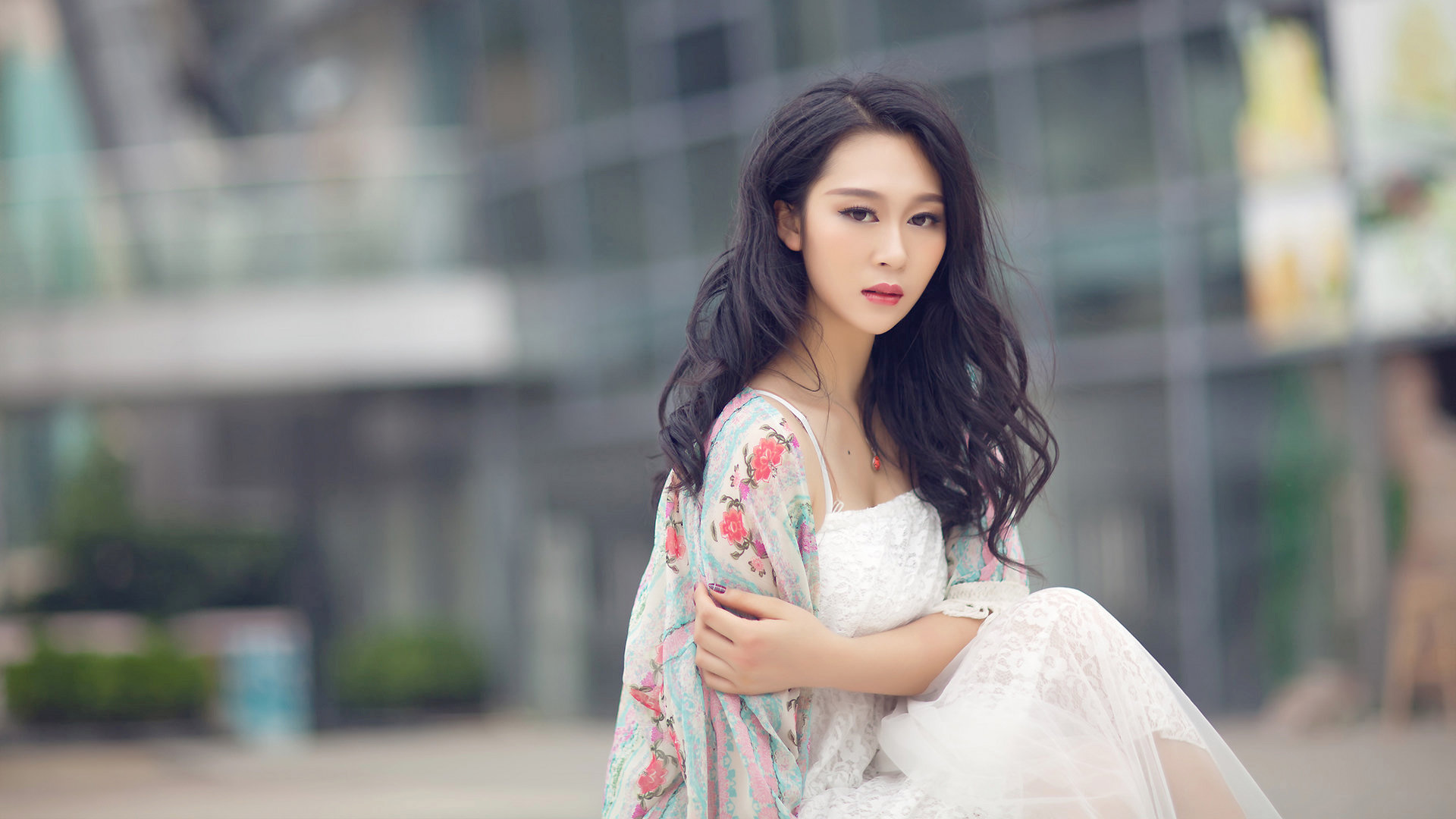 卷发清纯美女壁纸