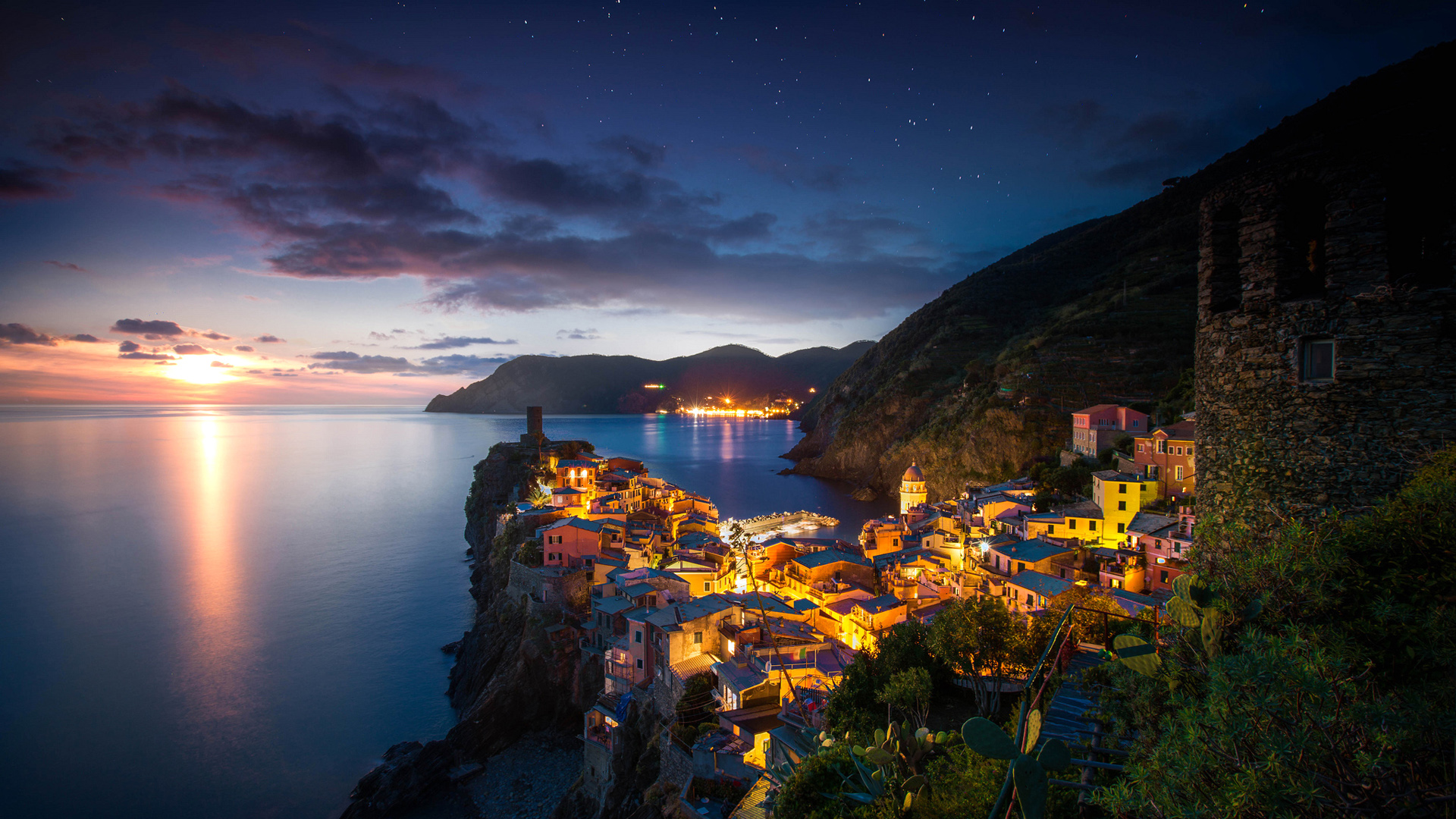 海 星星 山 夜晚 灯光 岩石 房屋 意大利韦尔纳扎风景桌面壁纸