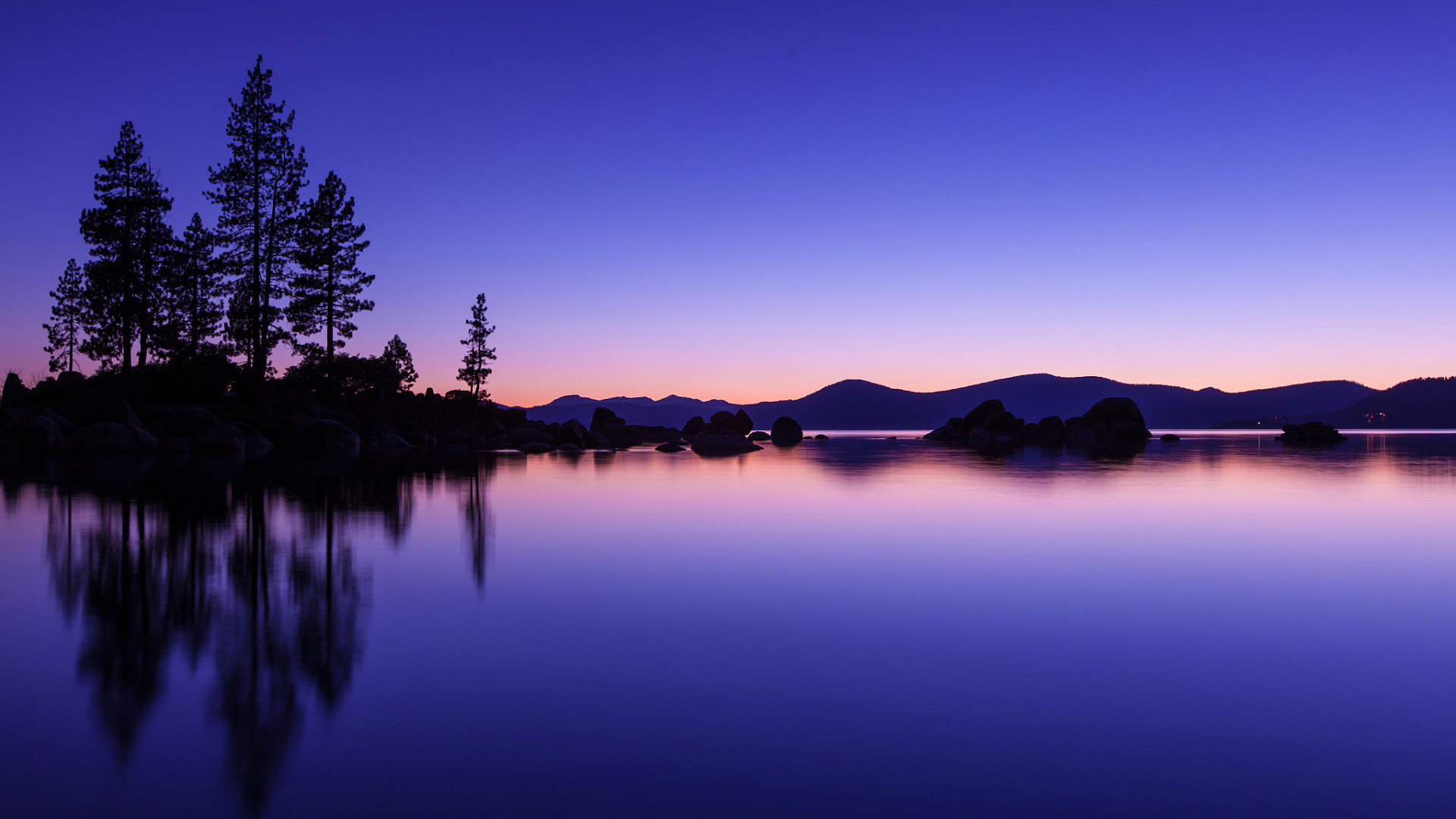 蓝色湖泊,水,树,倒影,宽屏自然风景桌面壁纸