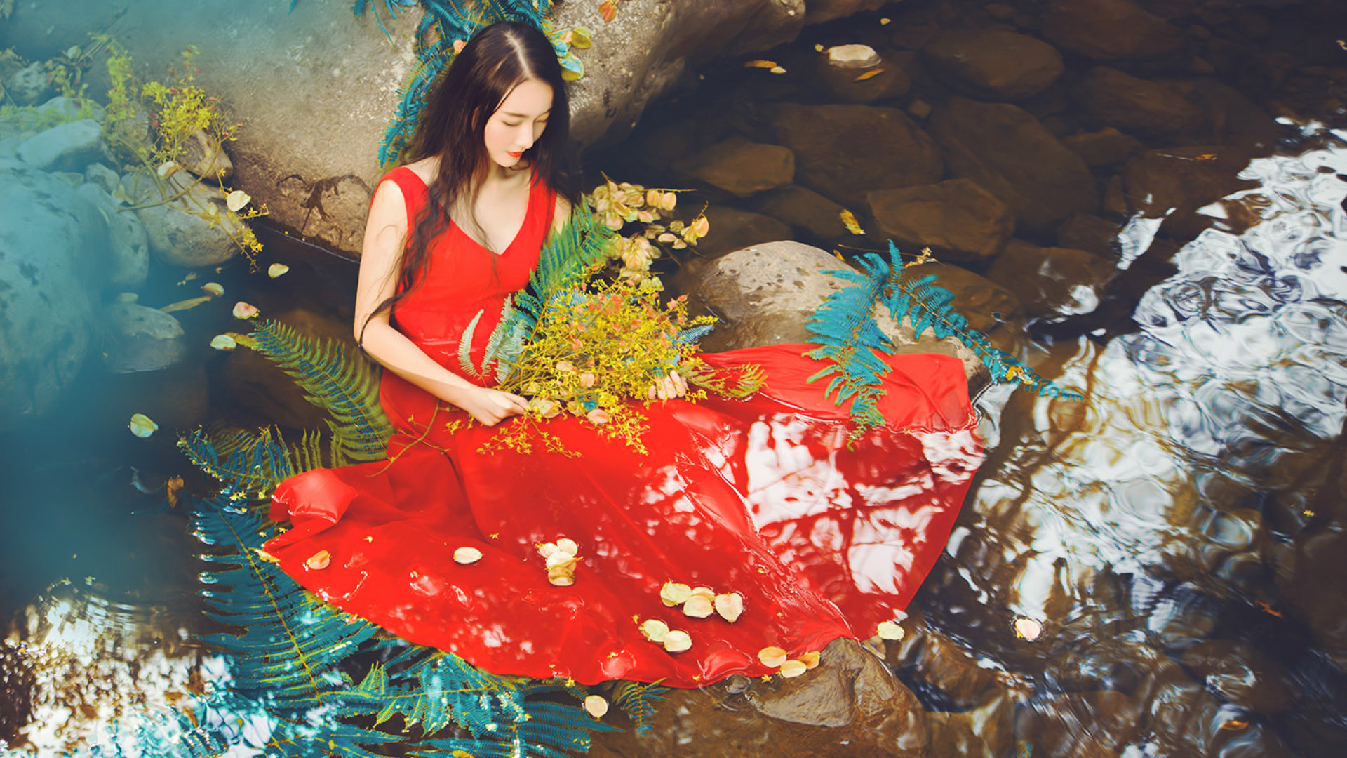 小溪，美女写真，长头发，红色裙子，鲜花，梦幻般的美女桌面壁纸