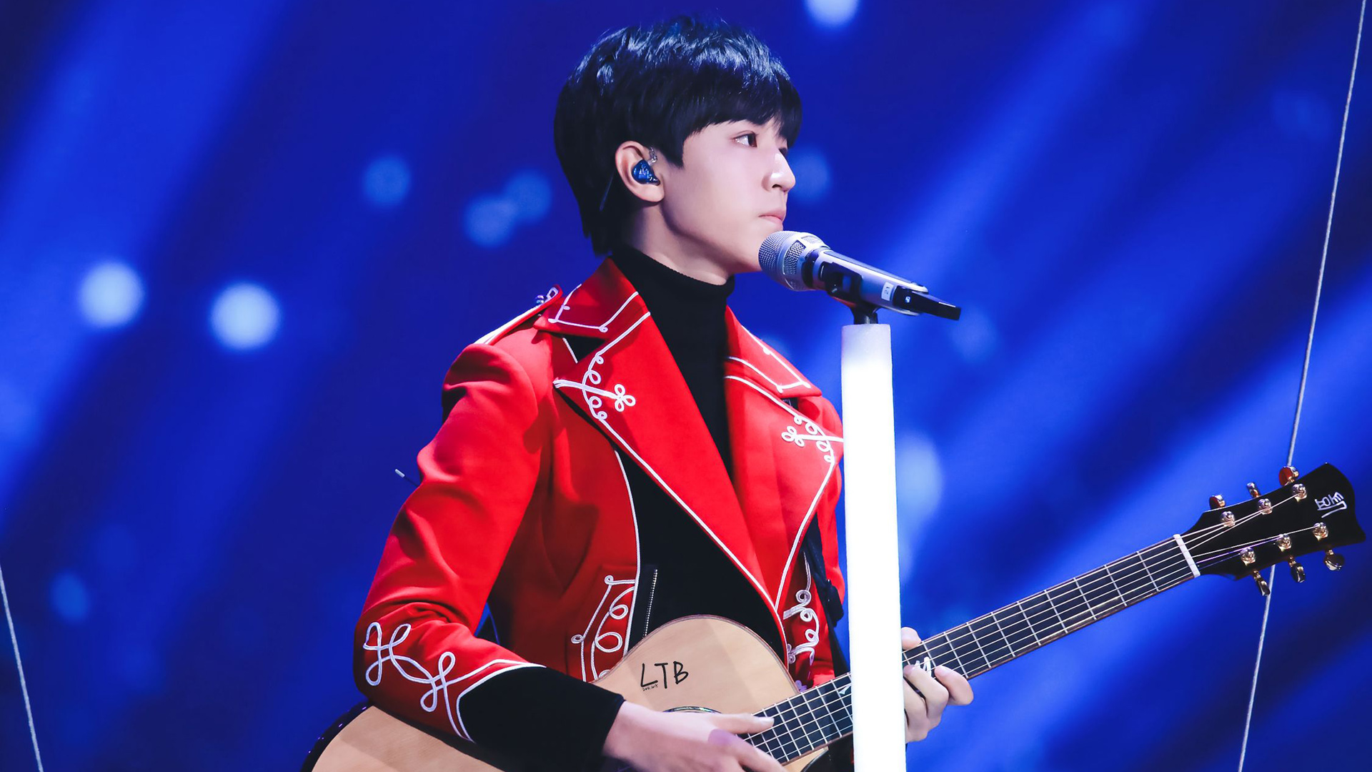 王俊凯红色西装吉他演唱会桌面壁纸