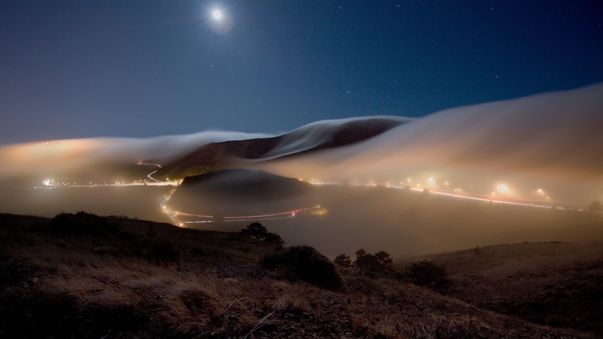 郊区丘陵星空美景，免费电脑壁纸下载，畅享月夜星辰的魅力