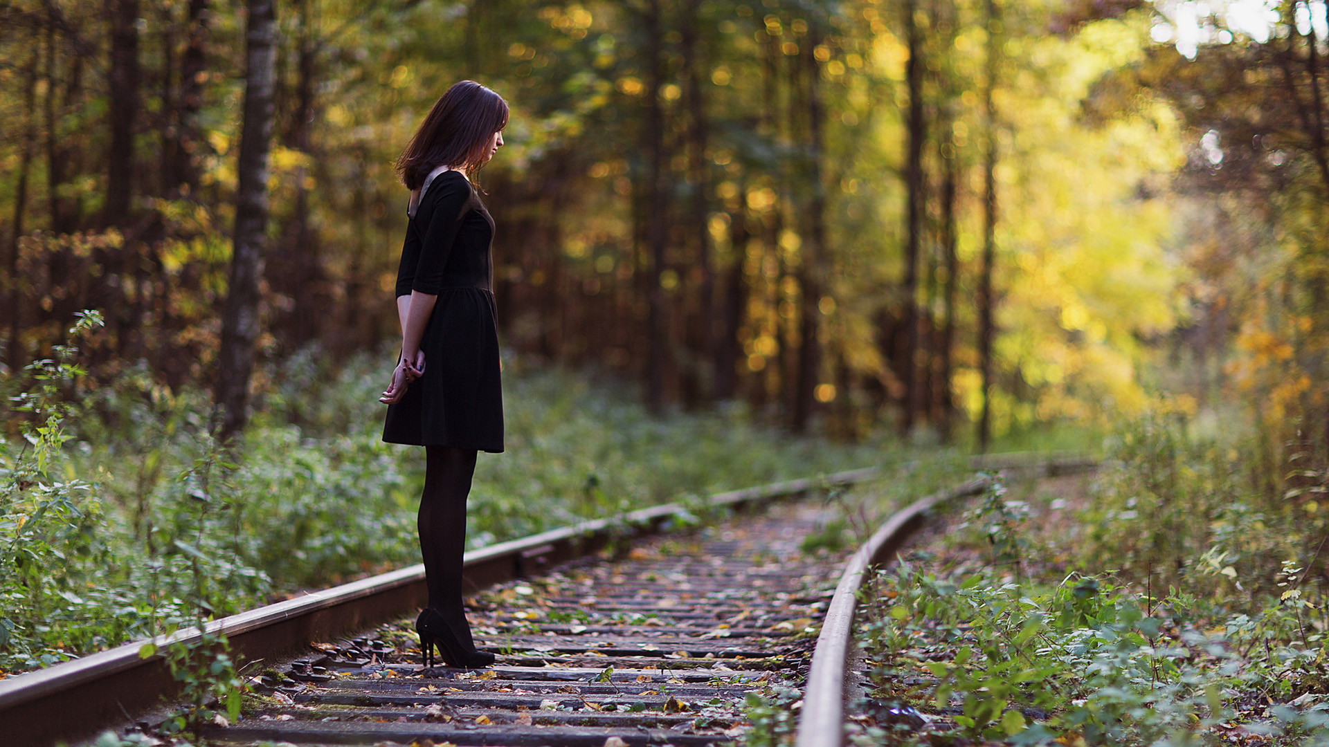 女孩，黑色裙子，心情，铁路风景，自然图片，唯美壁纸