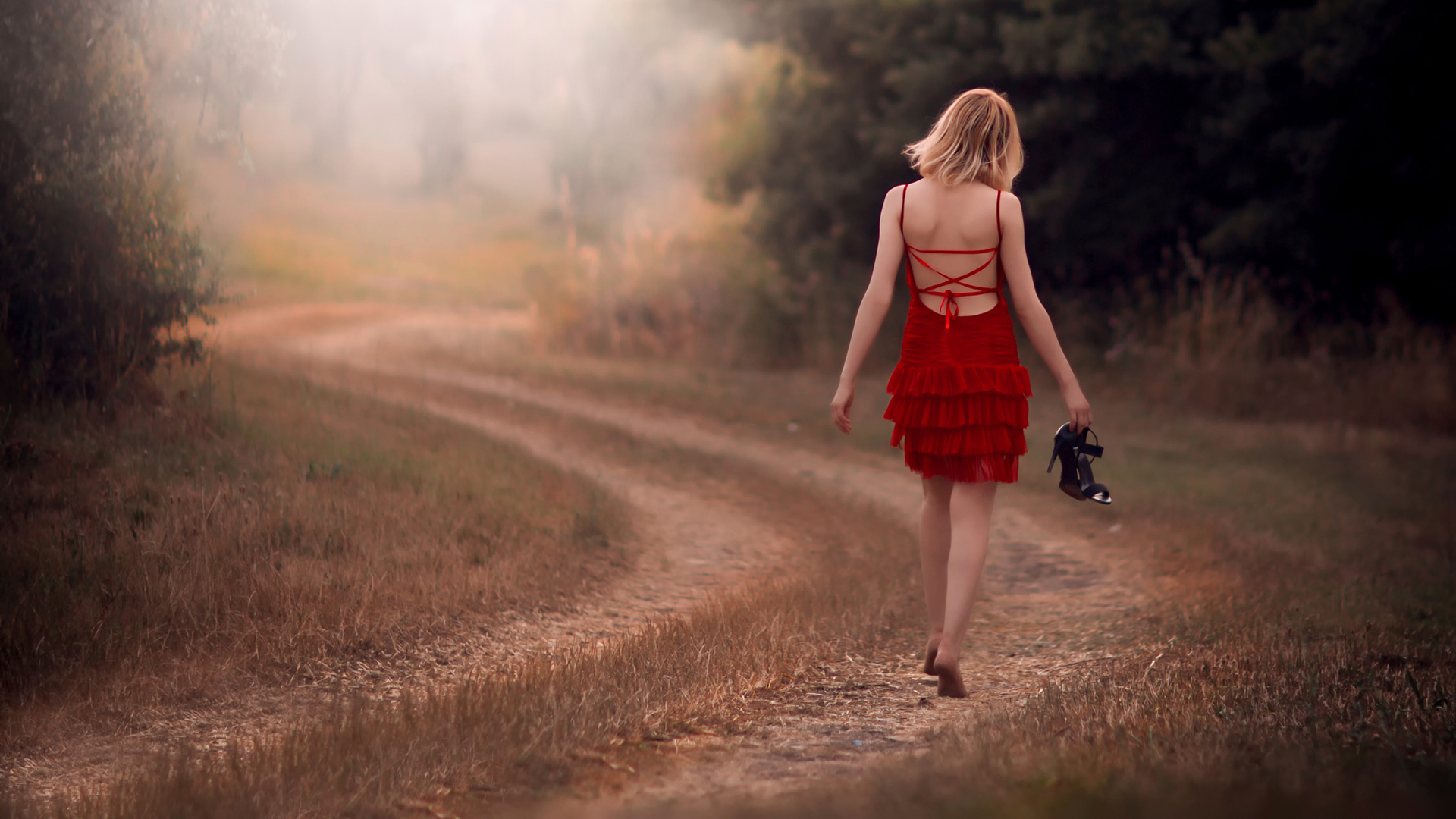 女孩，赤脚，红色裙子，背影，道路风景，唯美壁纸