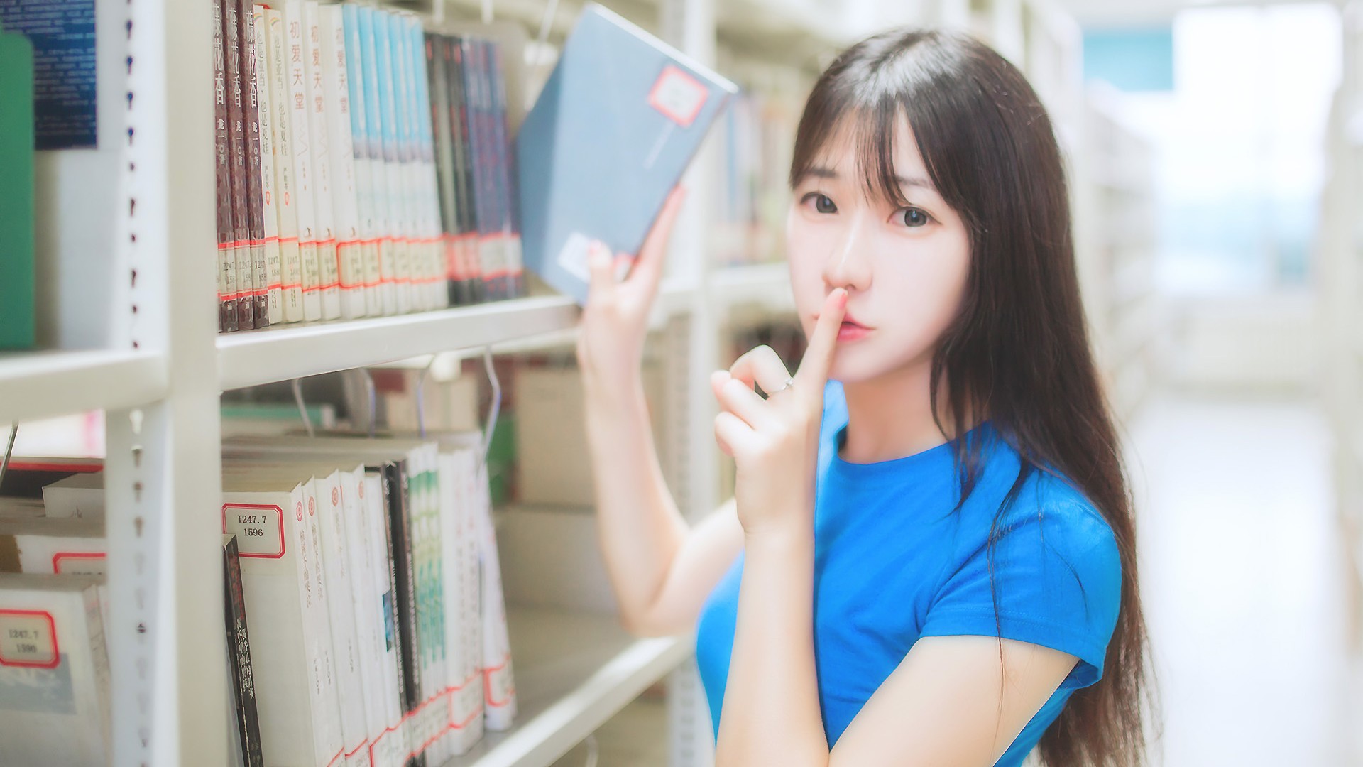 图书馆女孩，阳光，清纯，小清新美女桌面壁纸